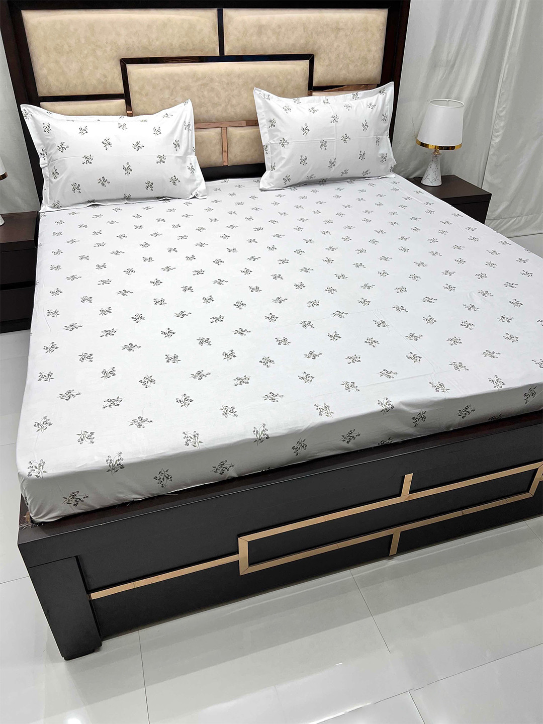 

Pure Decor Villa White & Black Floral Pure Cotton 350 TC King Bedsheet & 2 Pillow Covers