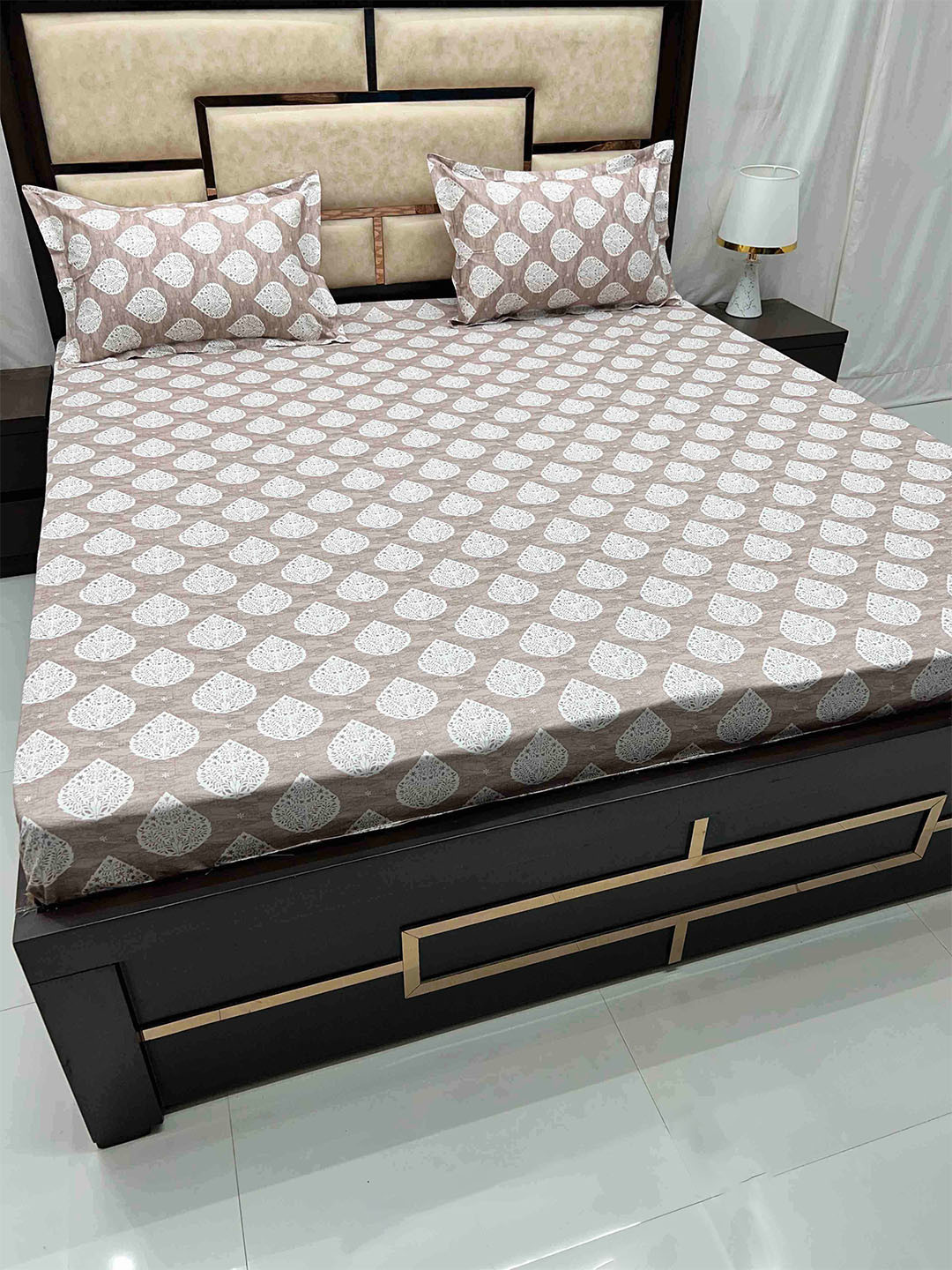 

Pure Decor Villa Brown Ethnic Motifs Pure Cotton 350 TC King Bedsheet & 2 Pillow Covers