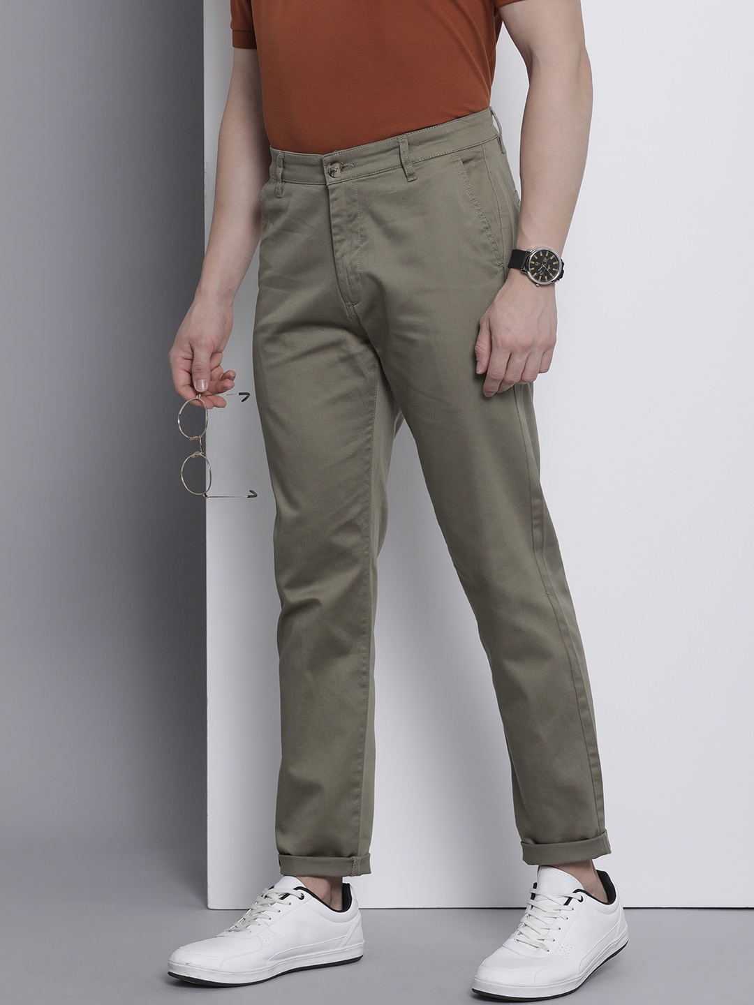 

The Indian Garage Co Men Solid Slim Fit Chinos Trousers, Brown