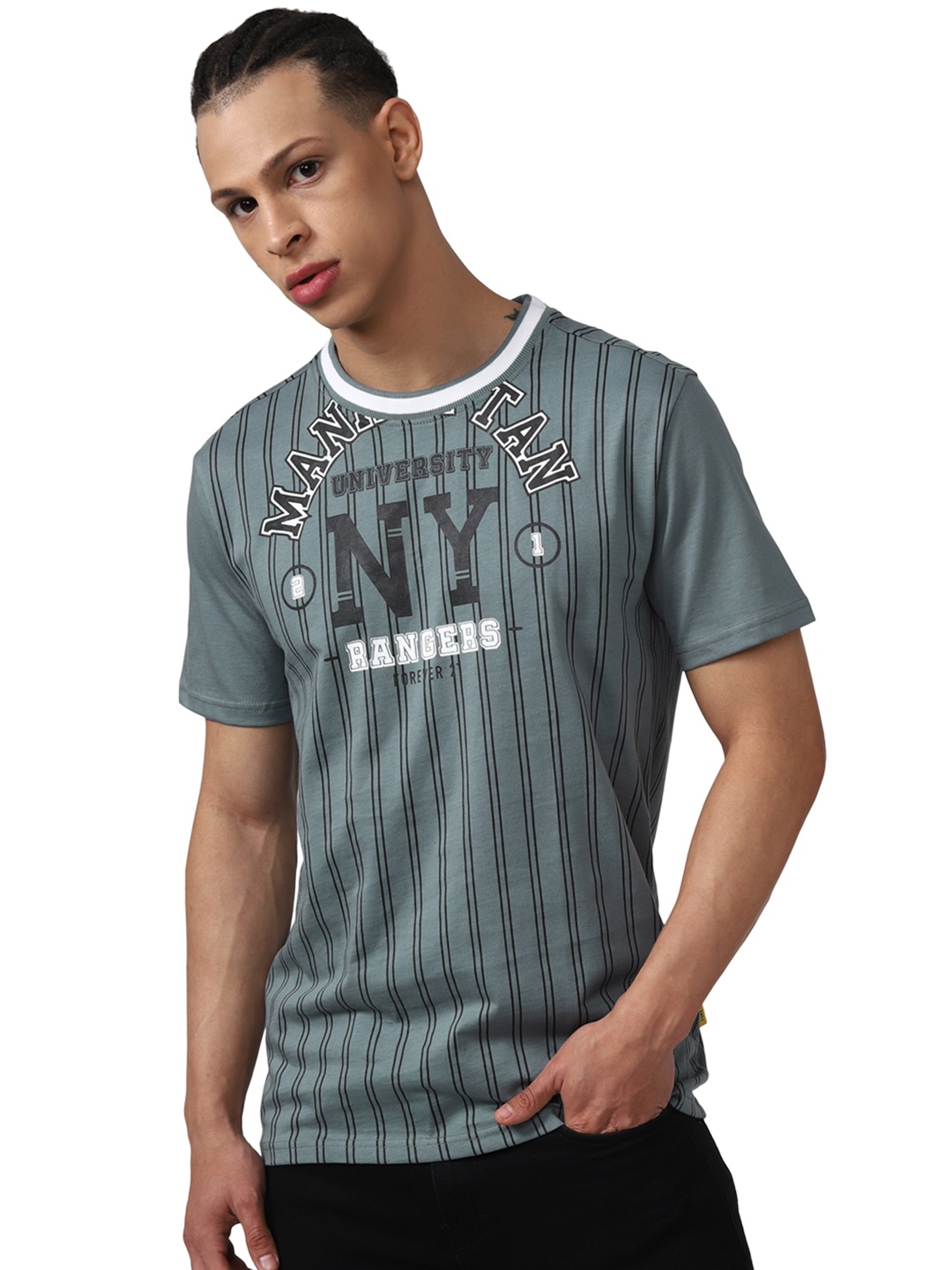 

FOREVER 21 Men Grey Printed Pockets T-shirt