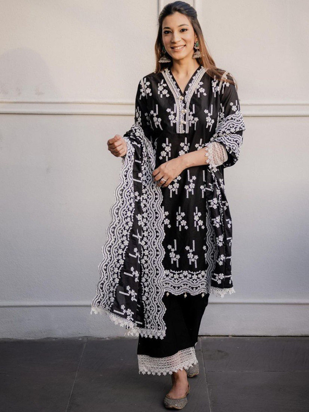 

Bollyclues Floral Embroidered Regular Thread Work Kurta & Palazzos With Dupatta, Black