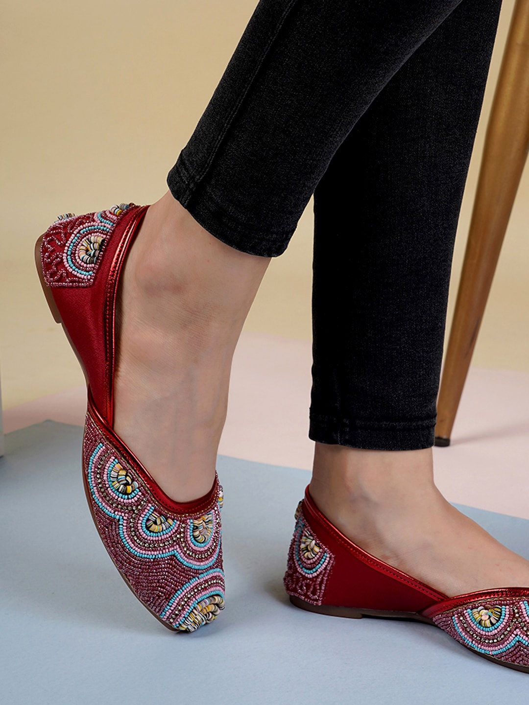 

Anouk Maroon & Pink Embellished Ethnic Mojaris