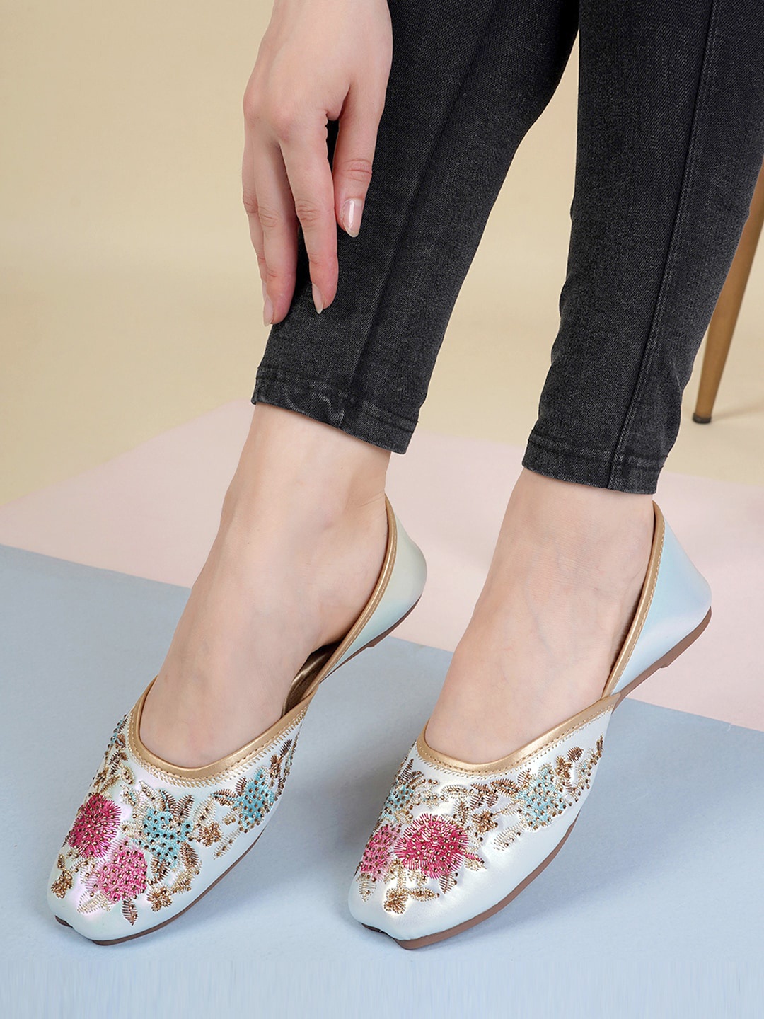 

Anouk Women Embellished Mojaris Flats, Blue
