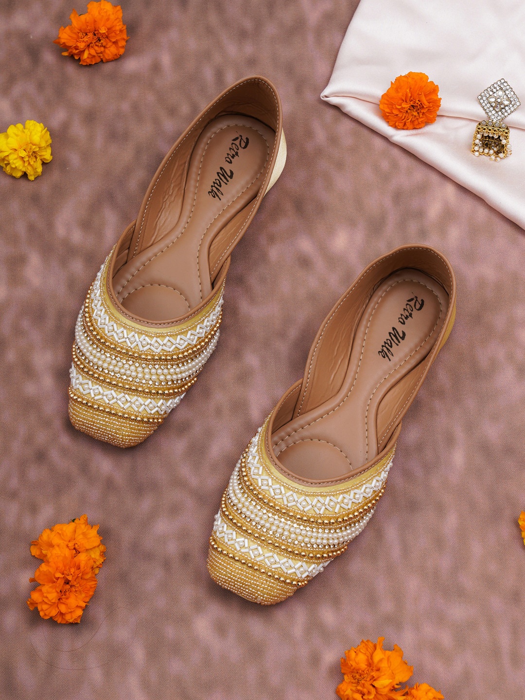 

Retro Walk Embellished Ethnic Mojaris, Gold