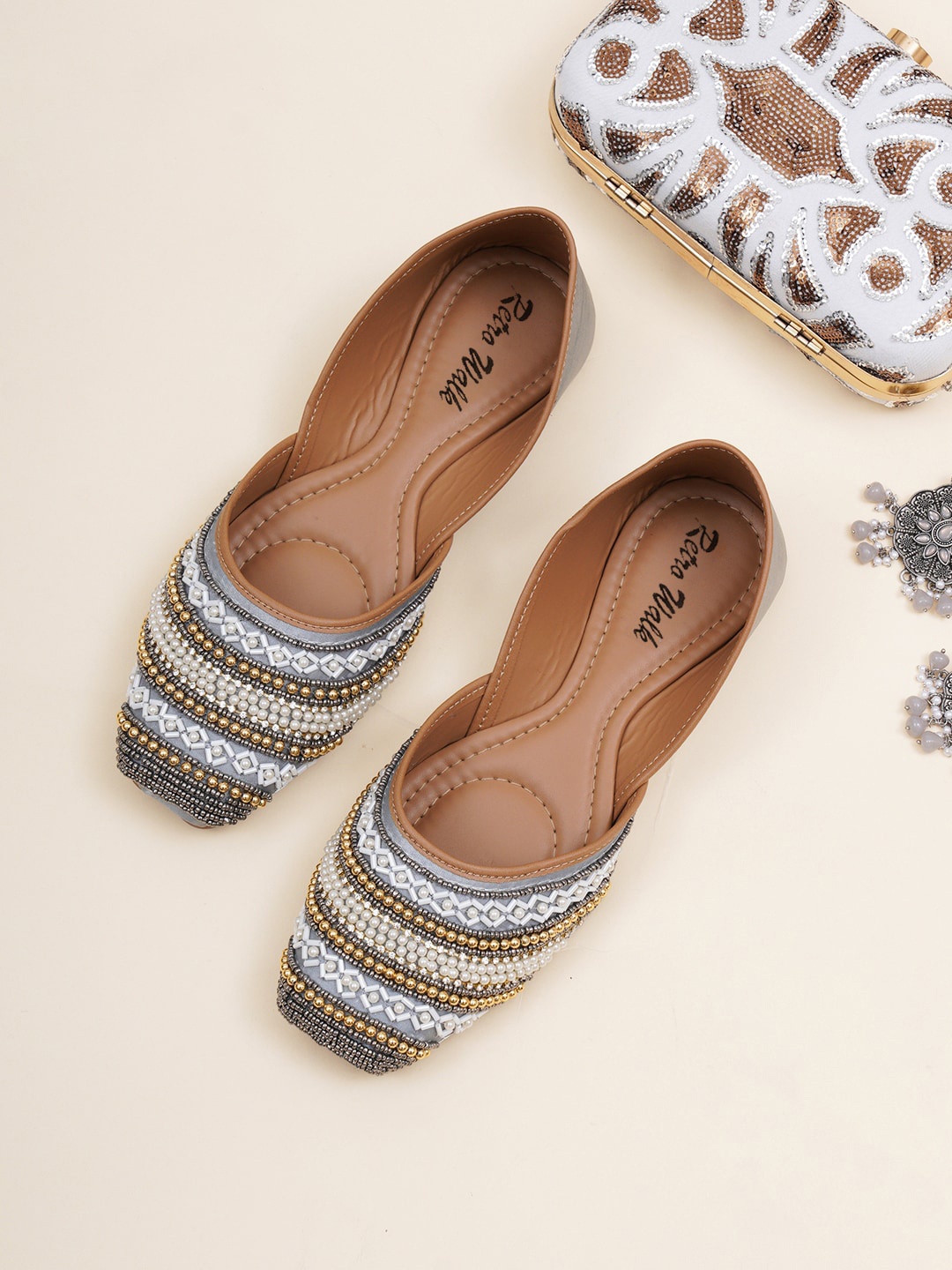 

Retro Walk Embellished Ethnic Mojaris, Grey