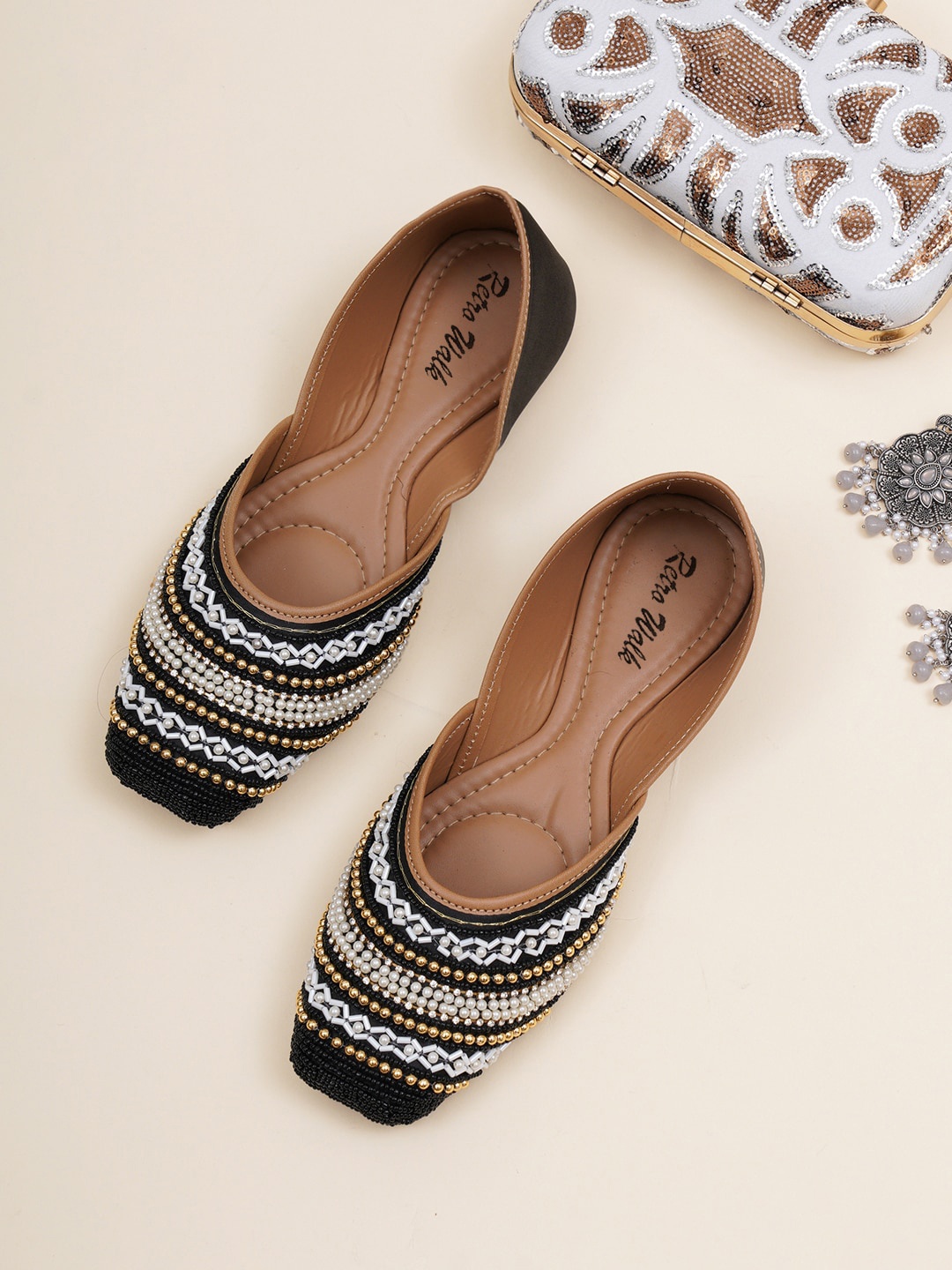 

Retro Walk Embellished Ethnic Mojaris, Black