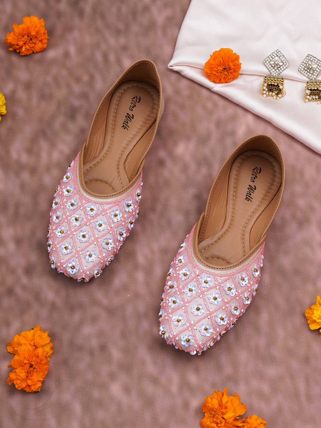 

Retro Walk Embellished Ethnic Mojaris, Pink