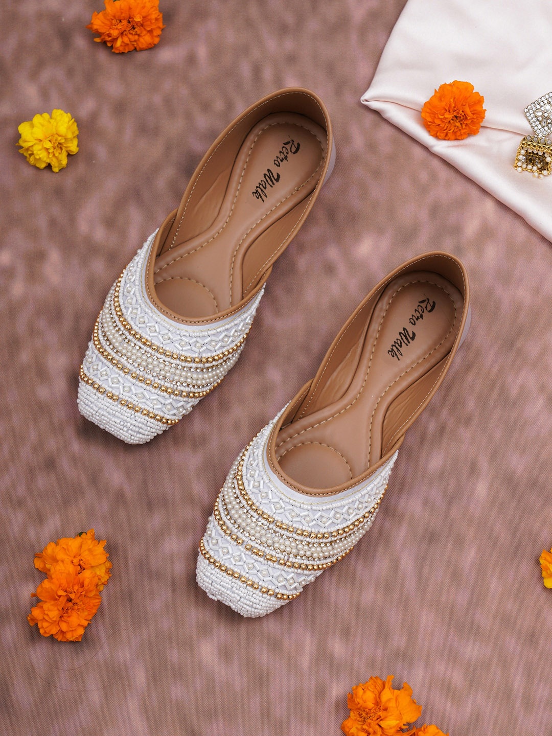 

Retro Walk Embellished Ethnic Mojaris, White