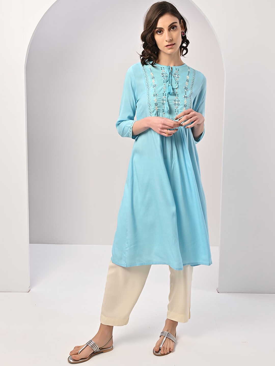 

Rangita Floral Embroidered Tie-Up Neck Kurta, Blue