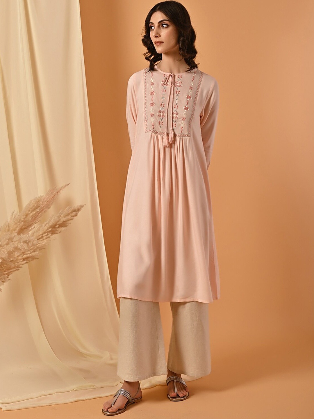 

Rangita Floral Embroidered Tie-Up Neck Kurta, Peach