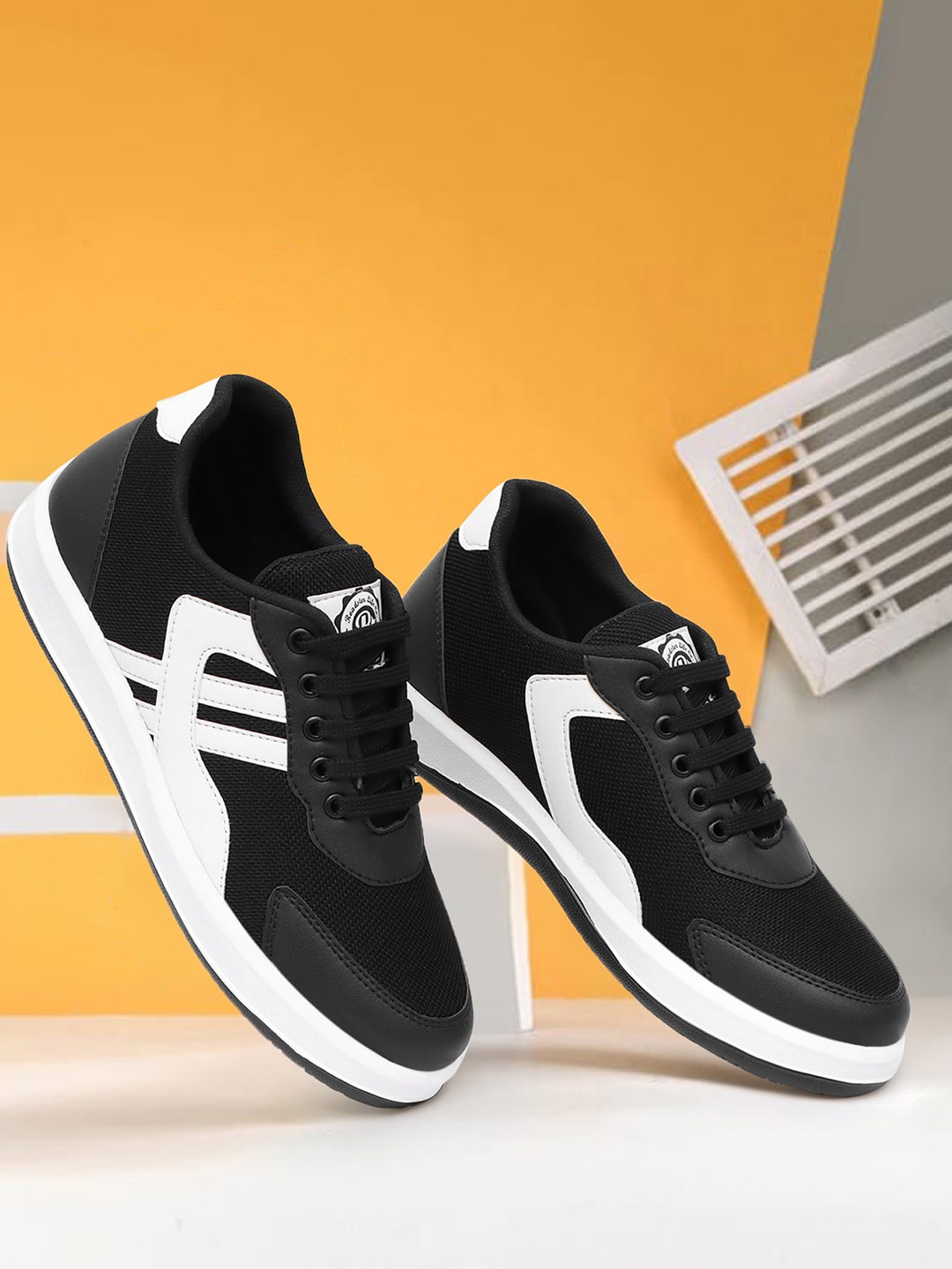 

The Roadster Lifestyle Co. Men Black & White Colourblocked Lightweight Sneakers
