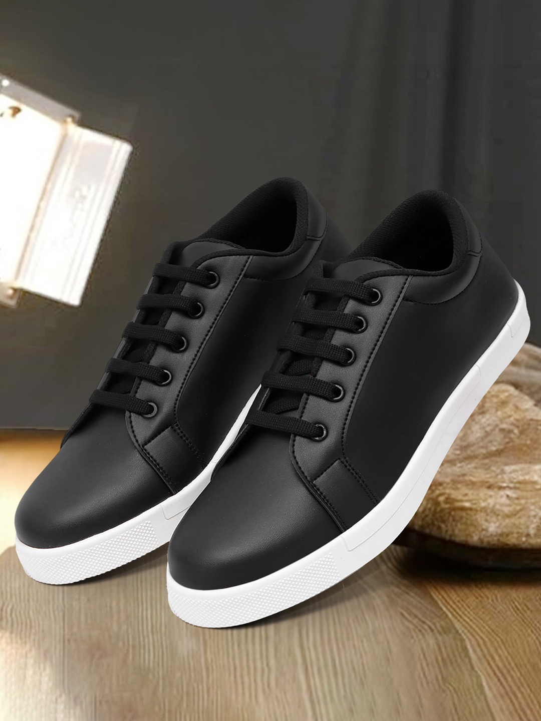 

Roadster Men Black Lace-Ups Lightweight Casual Sneakers