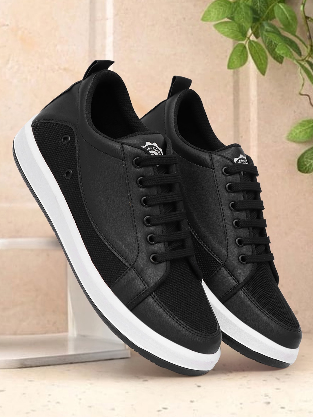 

Roadster Men Black Lightweight Lace-Ups Casual Sneakers