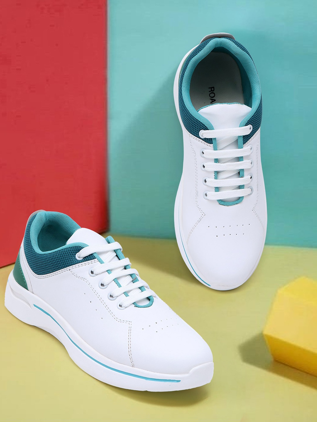 

The Roadster Lifestyle Co. Men White & Green Perforated Lightweight Sneakers
