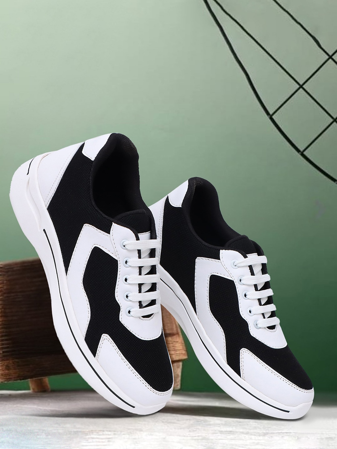 

The Roadster Lifestyle Co. Men White & Black Colourblocked Lightweight Sneakers
