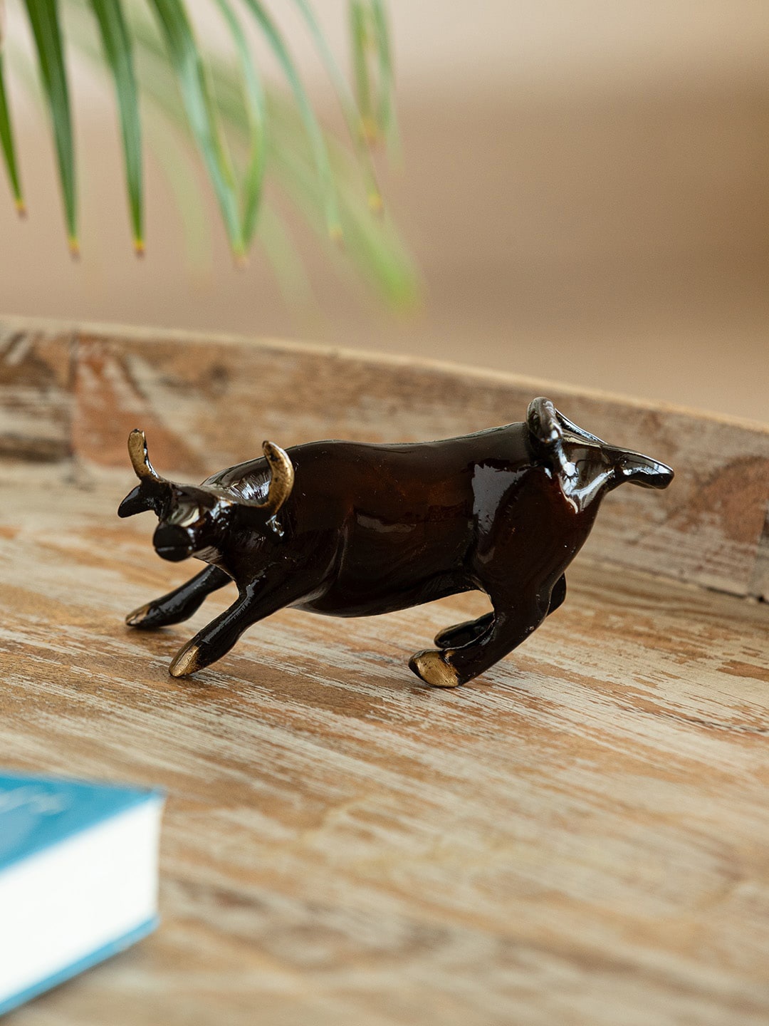 

ExclusiveLane Brown Charging Brass Bull Showpiece