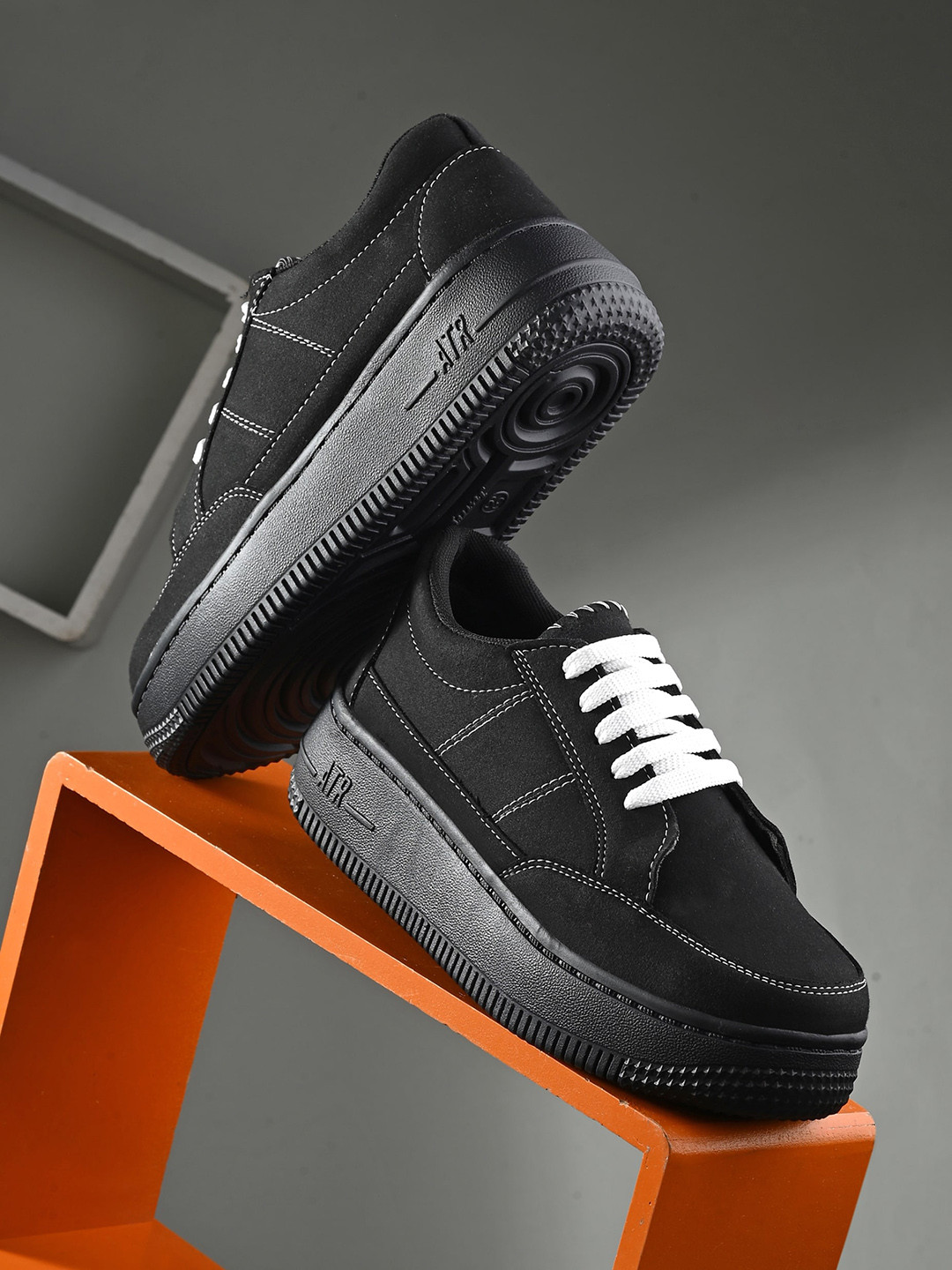 

The Roadster Lifestyle Co. Women Textured Casual Lace-Up Sneakers, Black