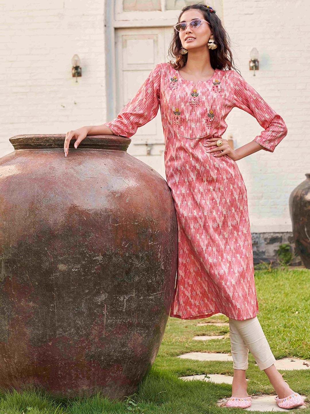 

Tikhi Imli Pink Abstract Printed Mirror Work Pastels Kurta