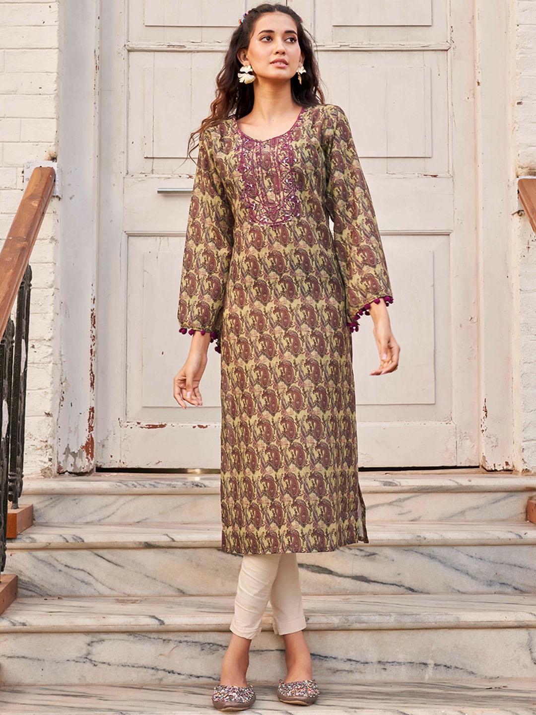 

Tikhi Imli Green Paisley Printed Flared Sleeves Kurta