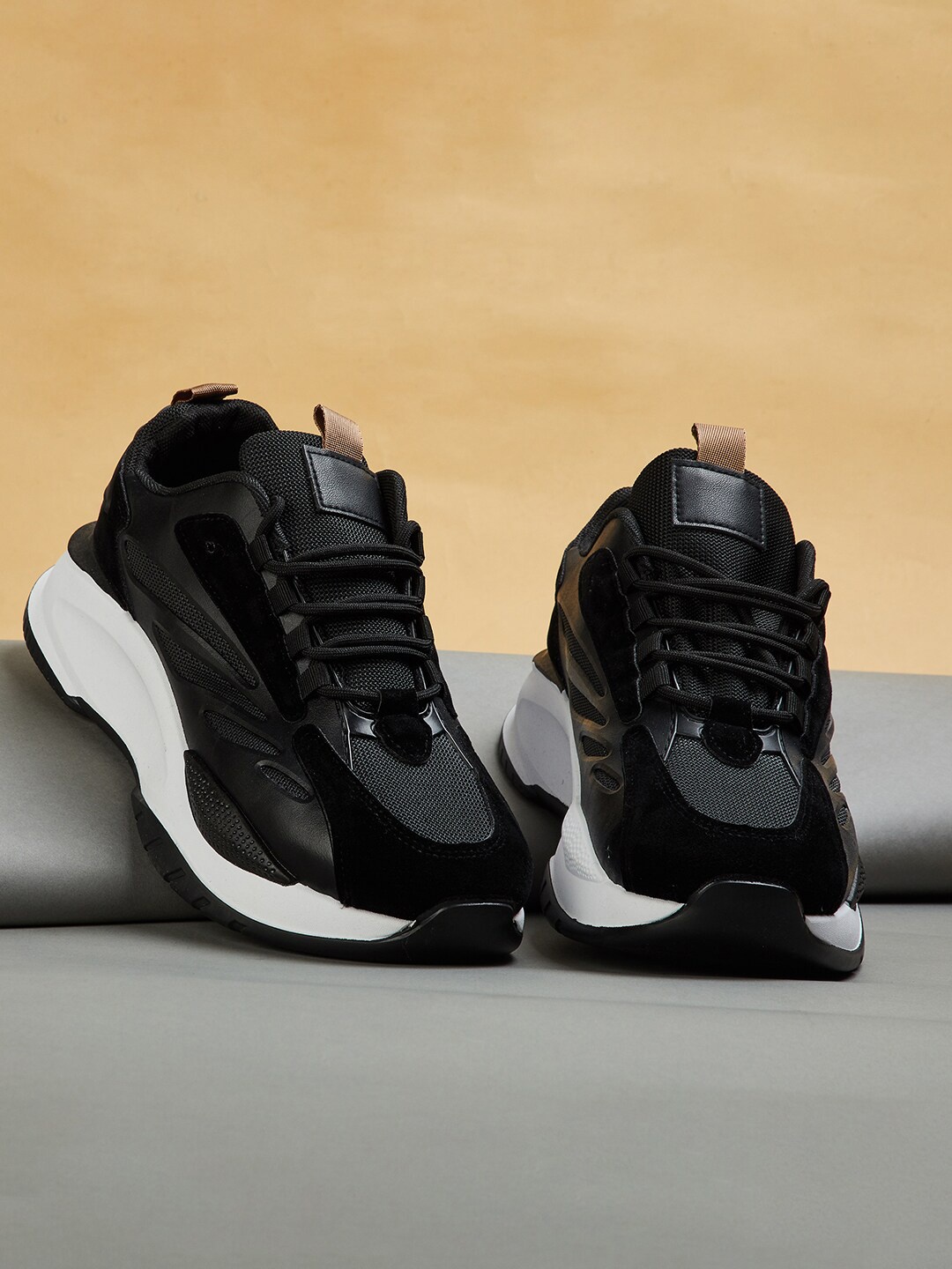

max Men Lace-Up Running Shoes, Black
