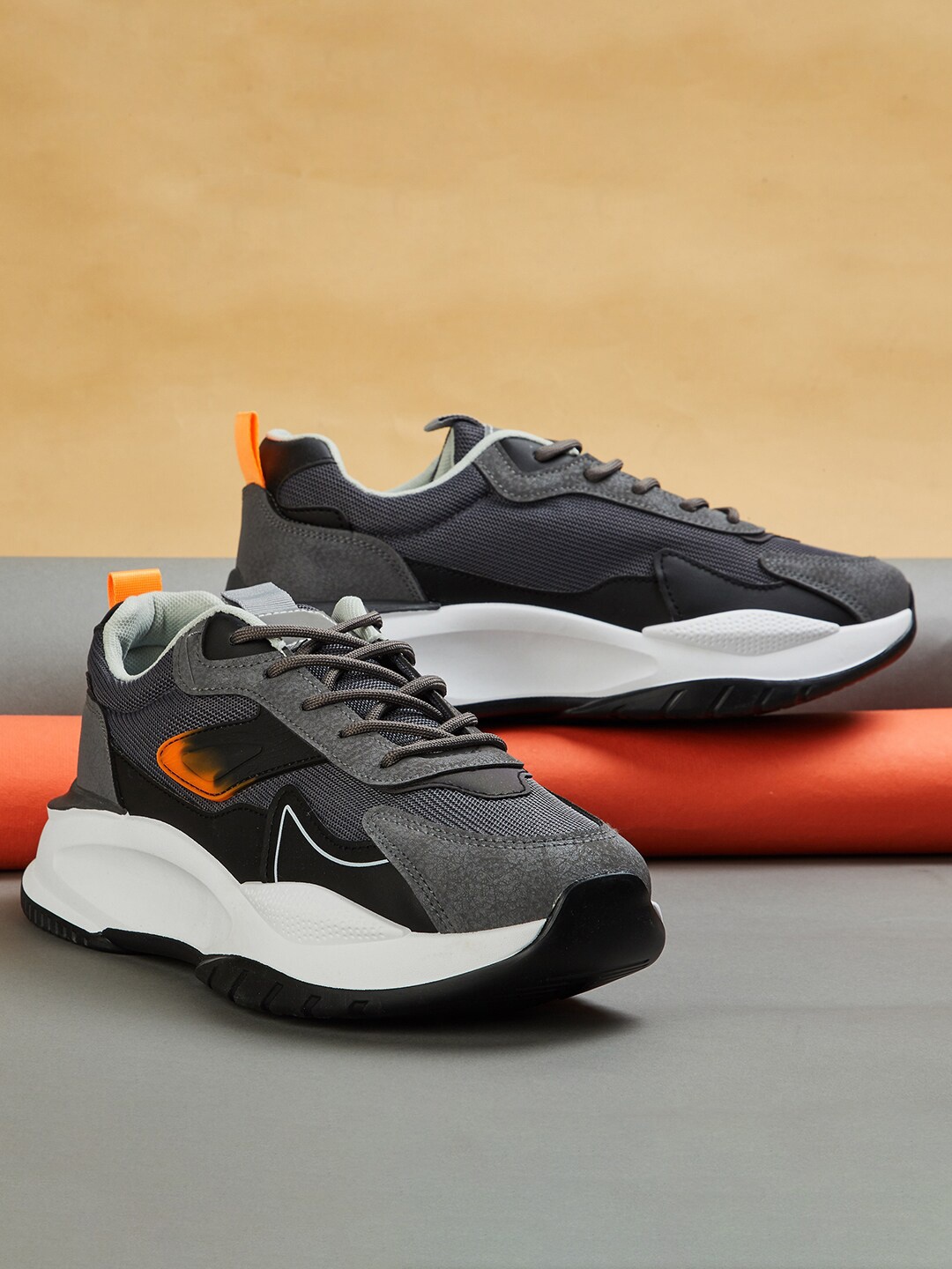 

max Men Lace-Up Running Shoes, Grey