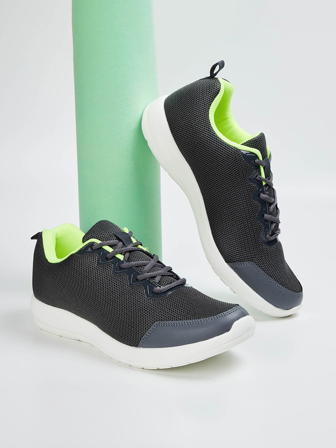 

max Men Lace-Up Running Shoes, Grey