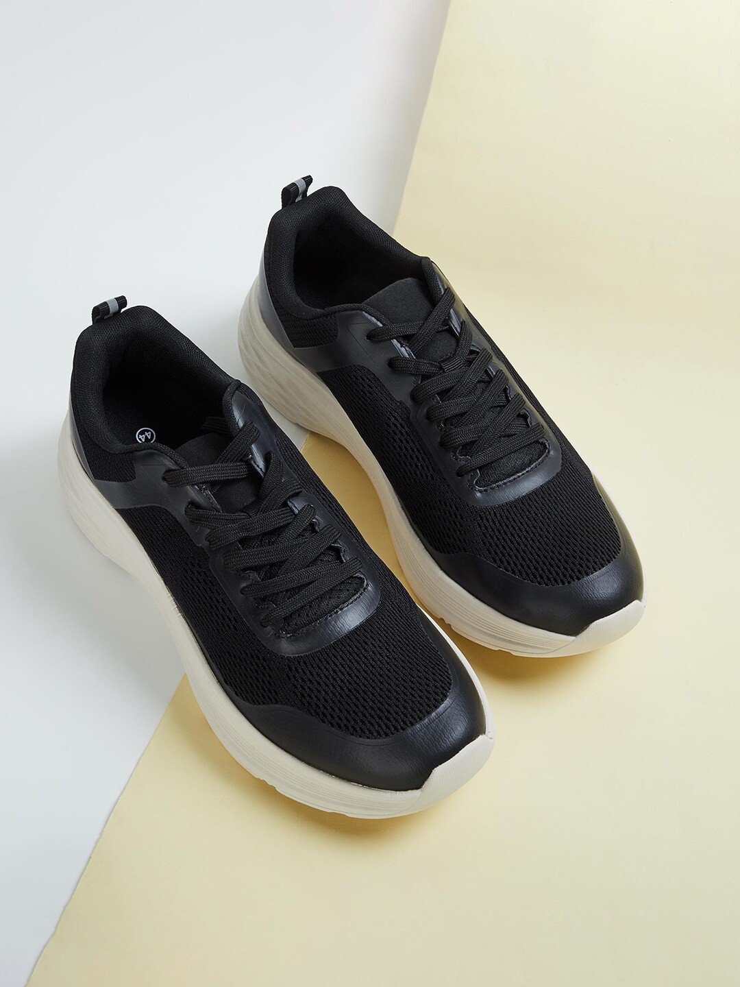 

max Men Lace-Up Running Shoes, Black