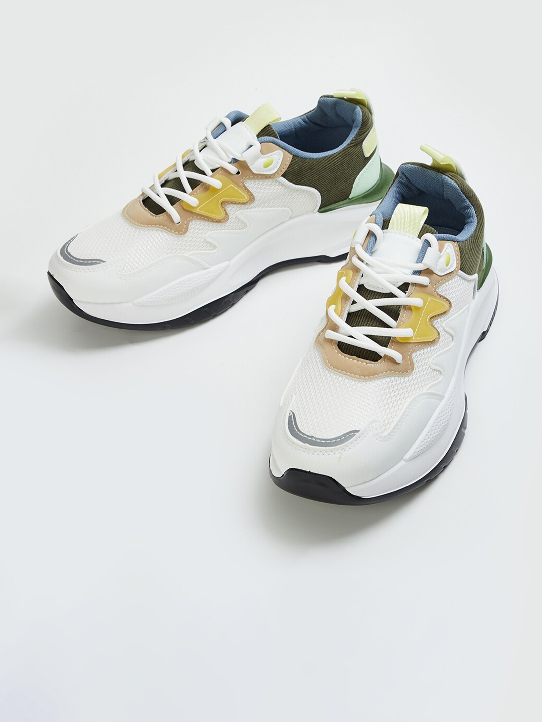 

max Men Lace-Up Running Shoes, White