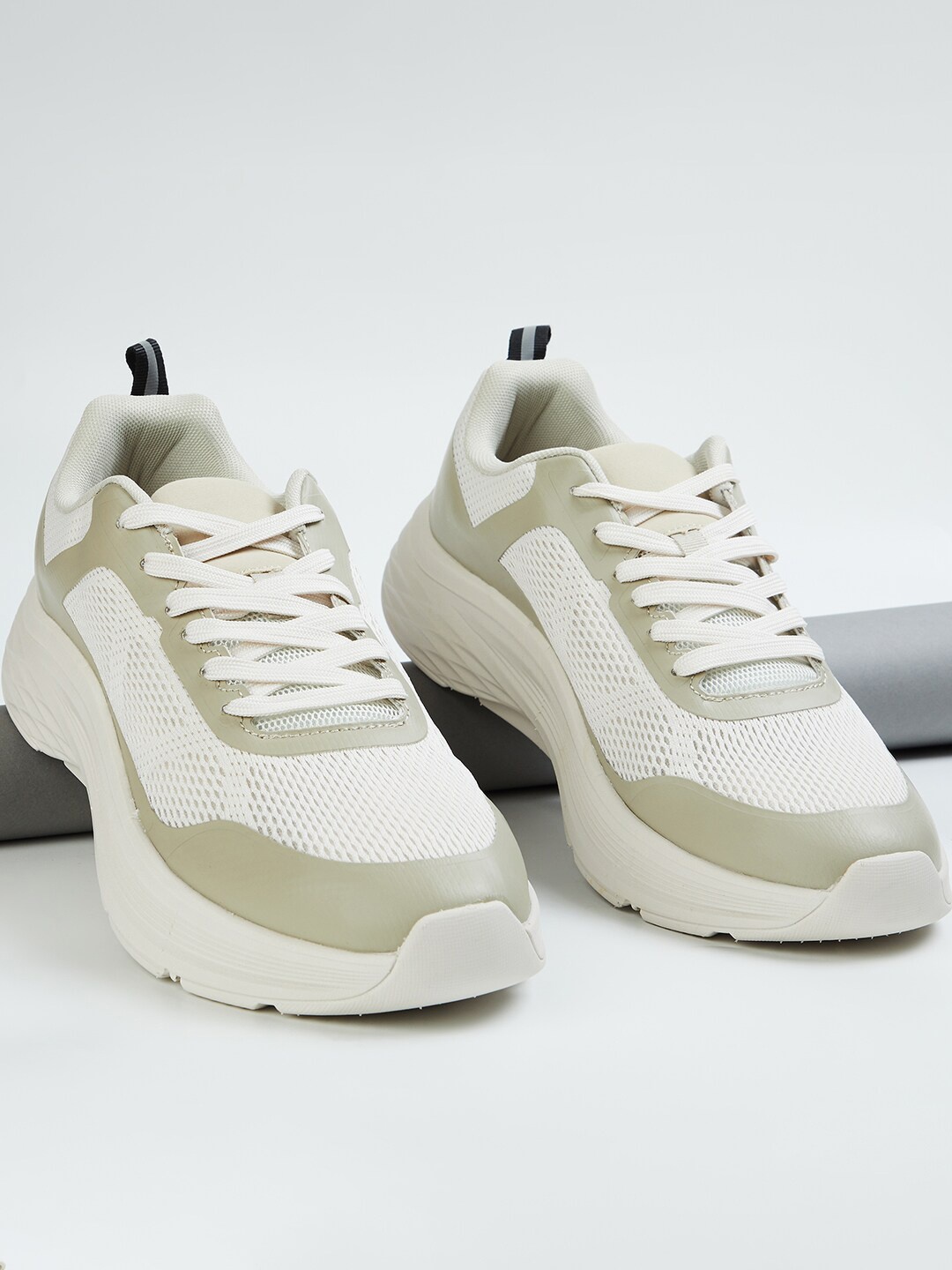 

max Men Lace-Up Running Shoes, White
