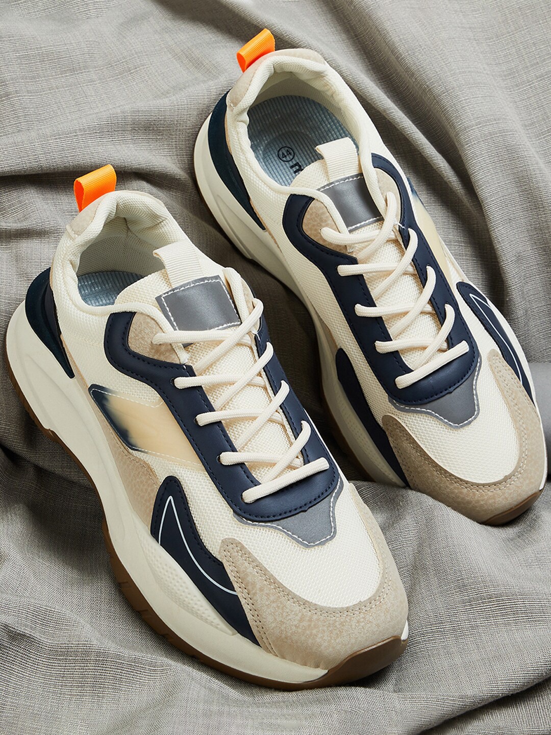 

max Men Lace-Up Running Shoes, White