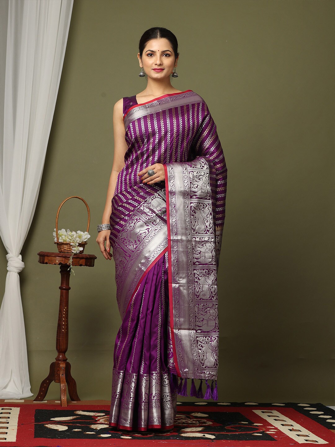 

VASTRANAND Woven Design Zari Banarasi Saree, Burgundy