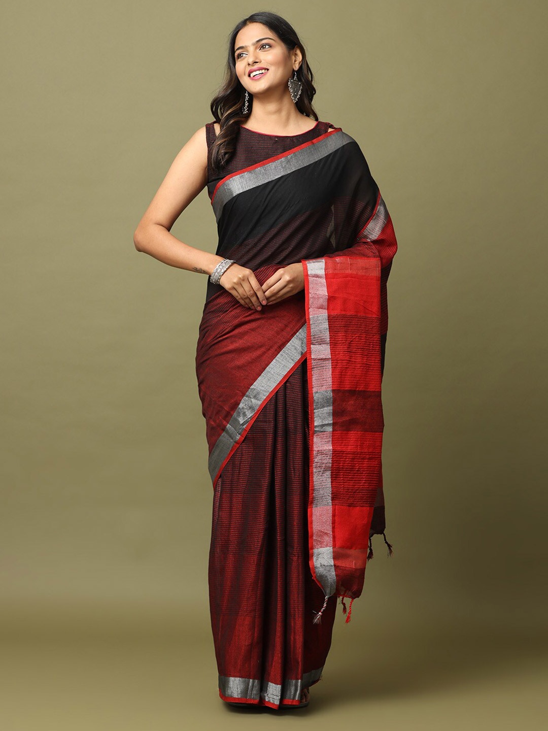 

VASTRANAND Colourblocked Zari Linen Blend Saree, Black