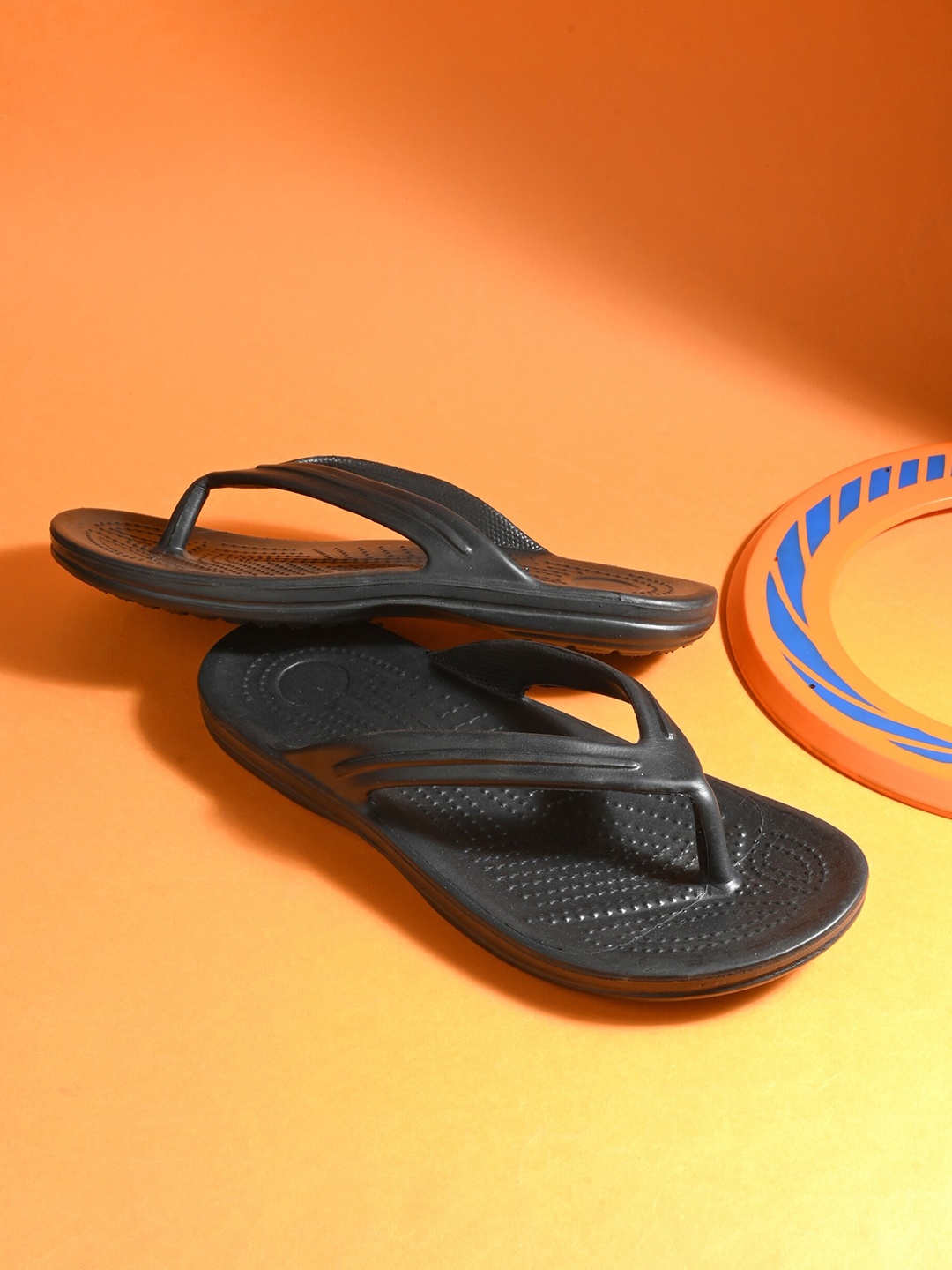 

The Roadster Lifestyle Co. Men Black Textured Croslite Thong Flip Flops