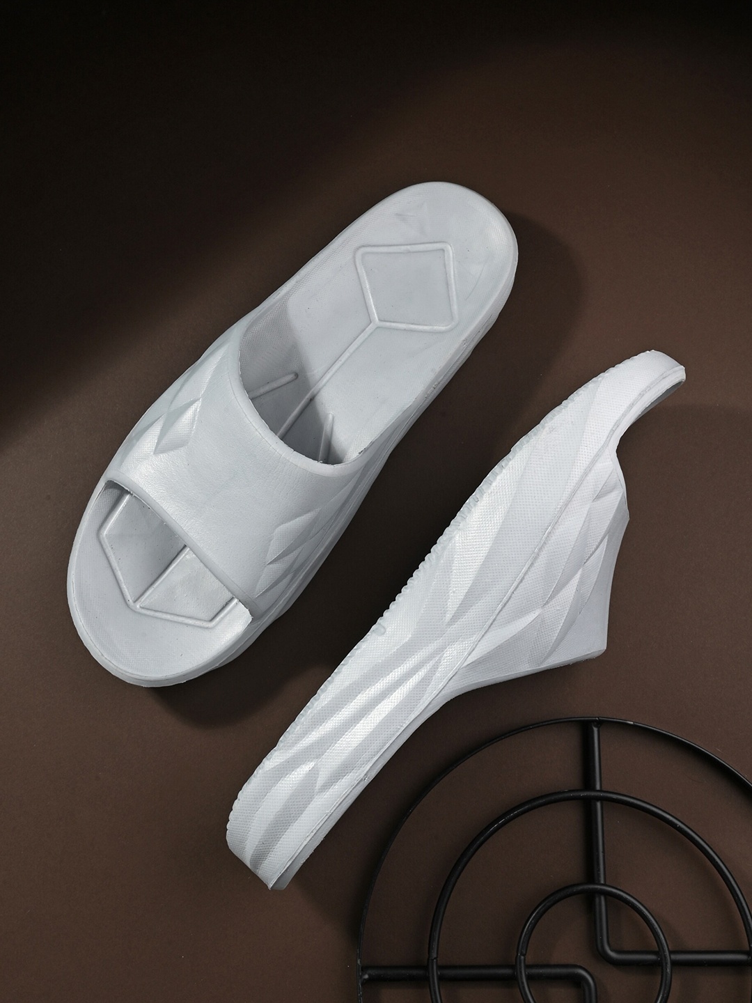 

The Roadster Lifestyle Co. Men Grey Textured Croslite Sliders
