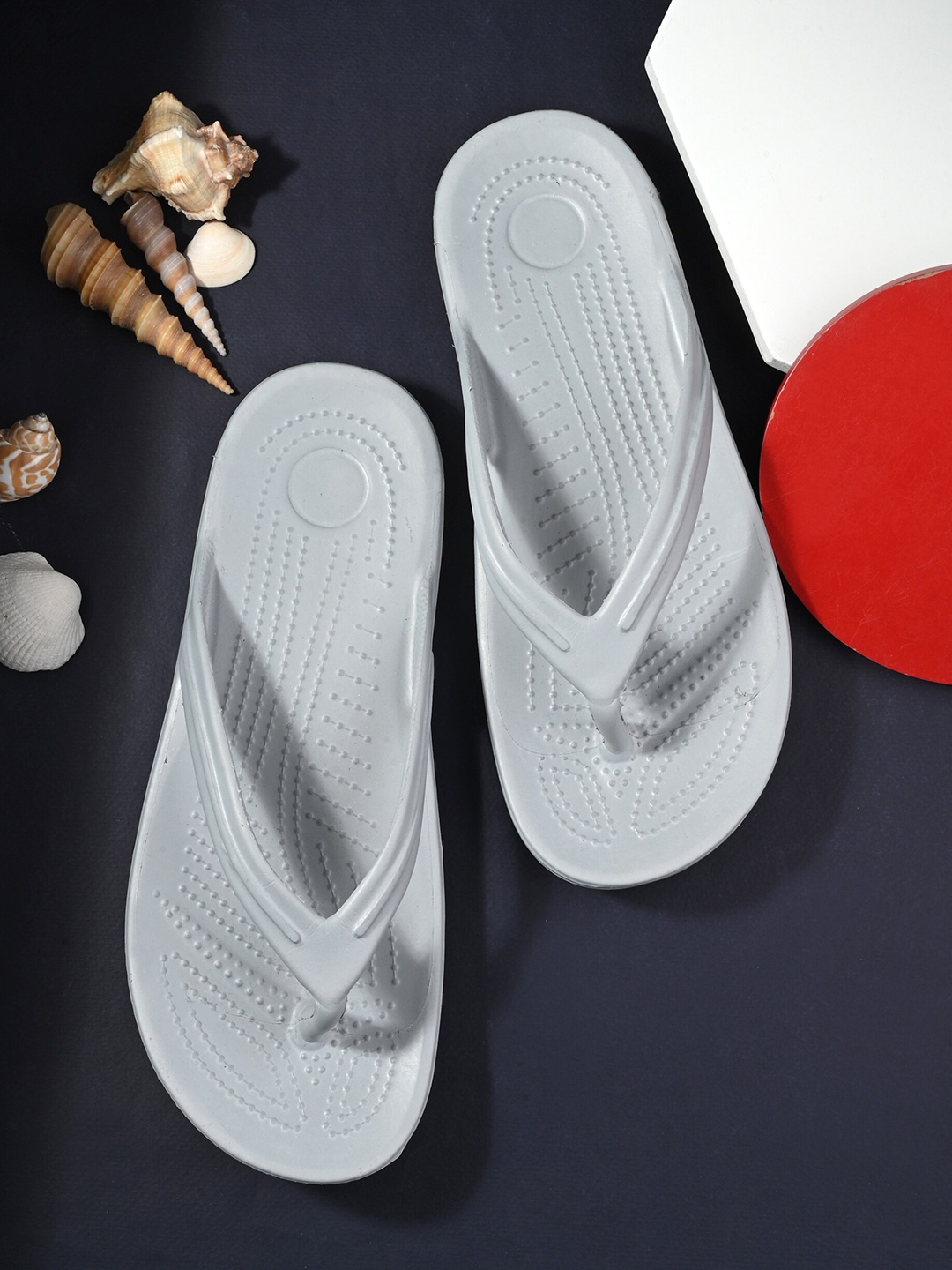 

The Roadster Lifestyle Co. Men Grey Textured Croslite Thong Flip Flops