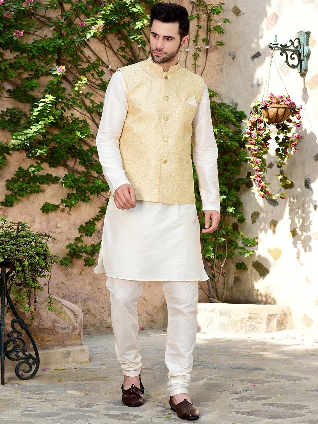 

HOUSE OF DEYANN Regular Kurta with Churidar & Nehru Jacket, Cream