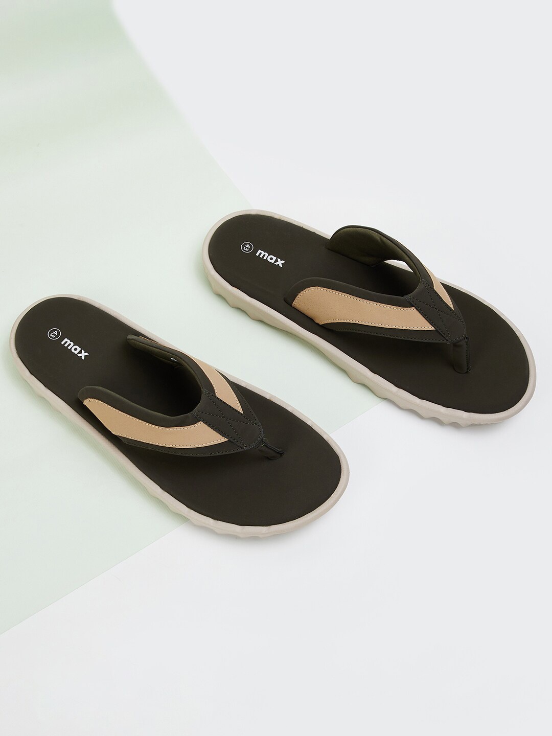 

max Men Textured Thong Flip-Flops, Olive