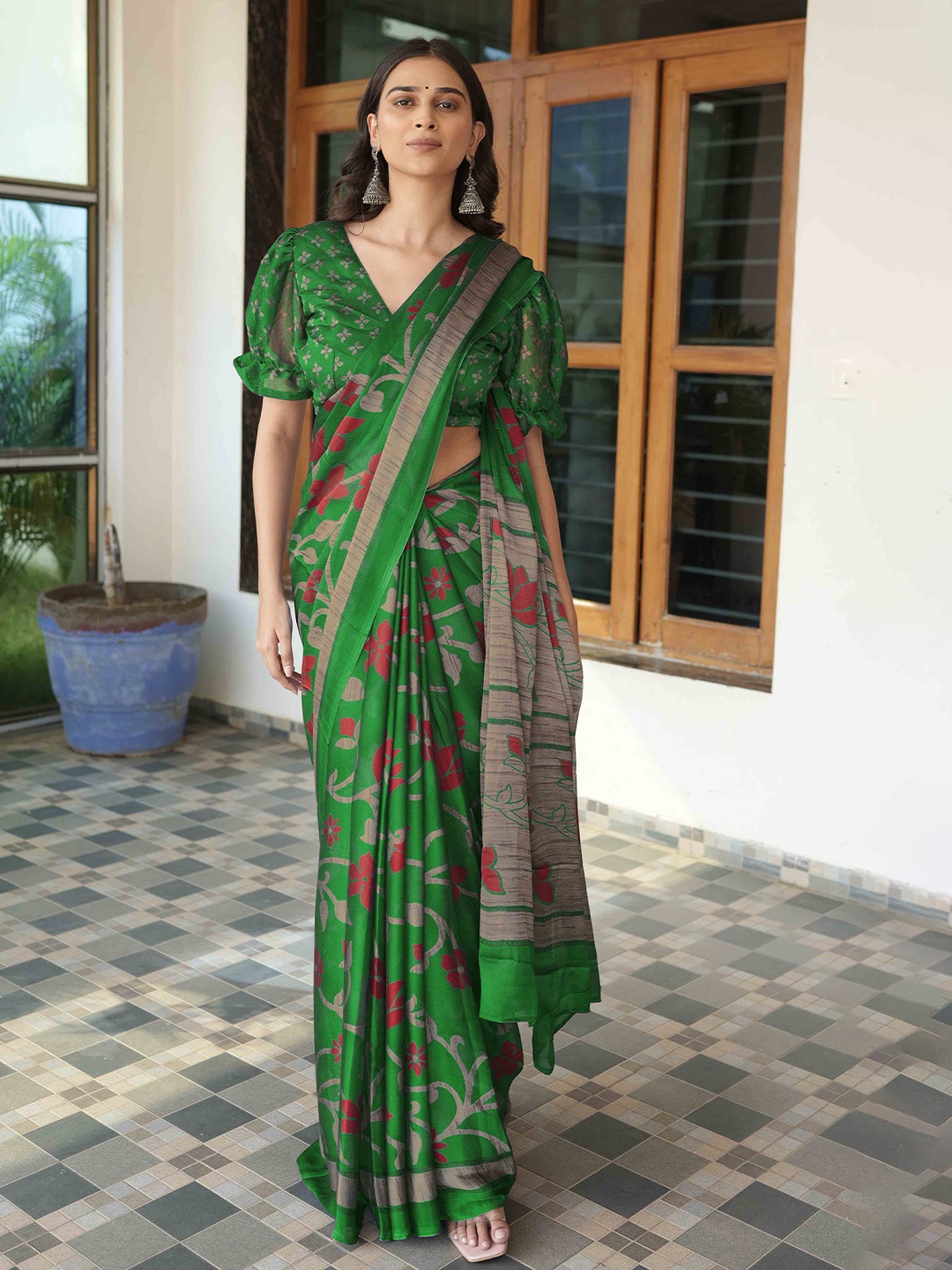 

KALINI Floral Printed Poly Chiffon Saree, Green