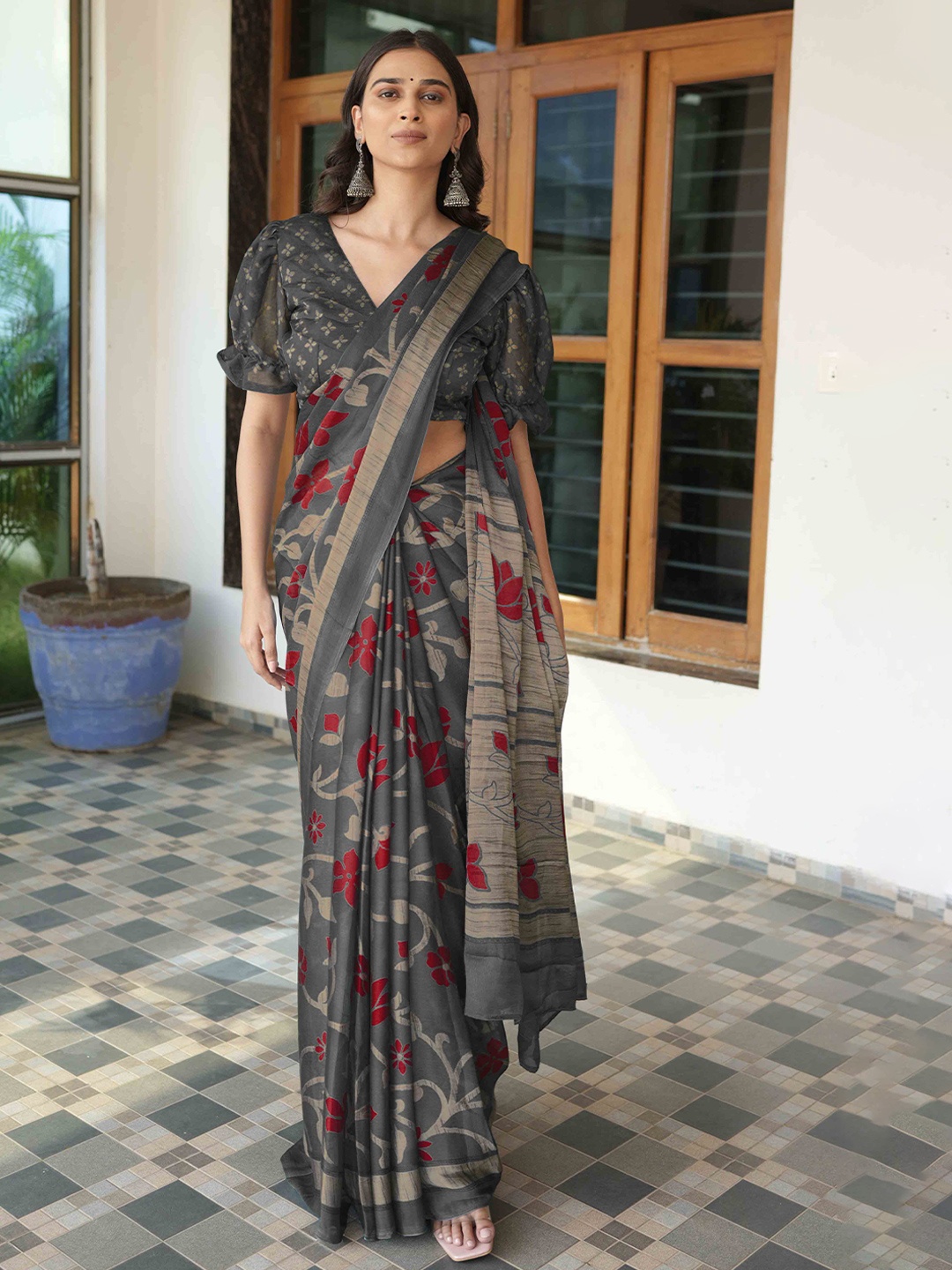 

KALINI Floral Printed Poly Chiffon Saree, Grey