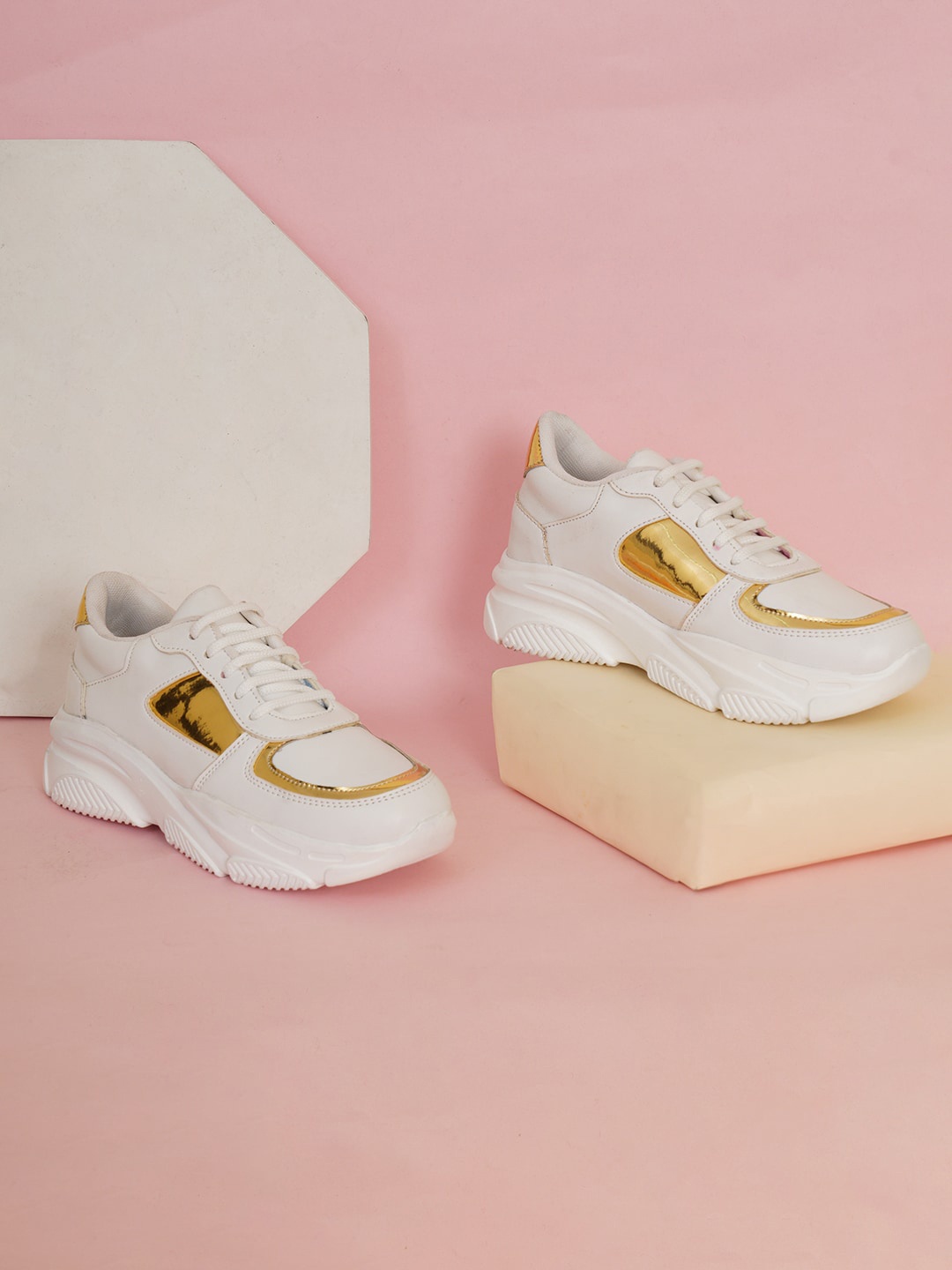 

Retro Walk Women Colourblocked Memory Foam Lightweight Sneakers, White