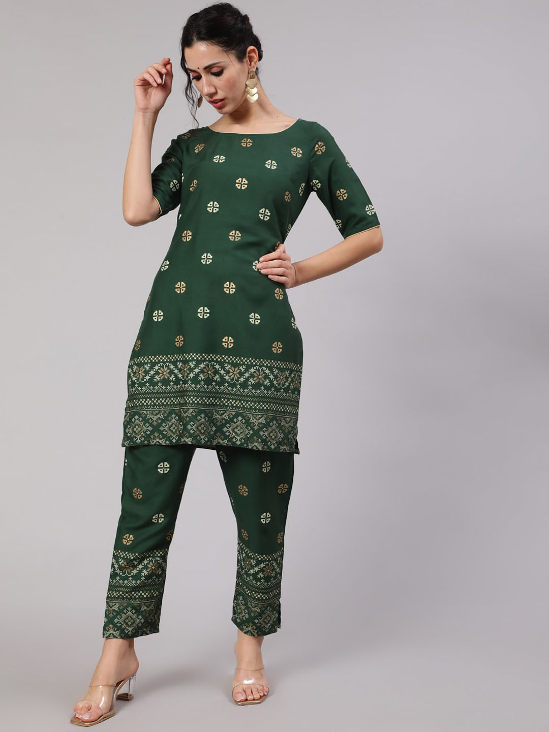 

AKS Ethnic Motifs Printed Regular Kurta with Trousers, Green