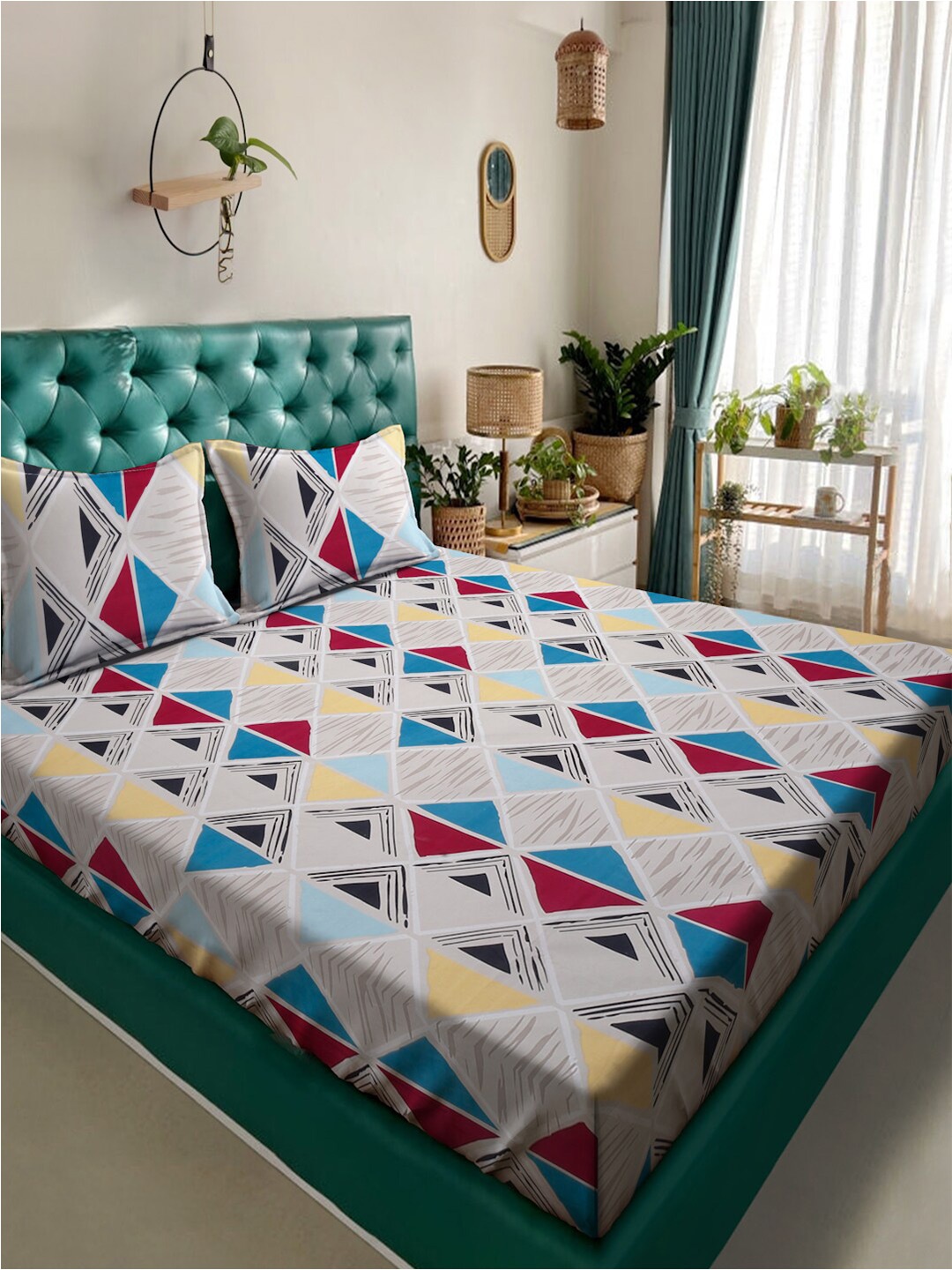 

Alina decor White & Red Geometric Printed 210 TC King Bedsheet With 2 Pillow Covers