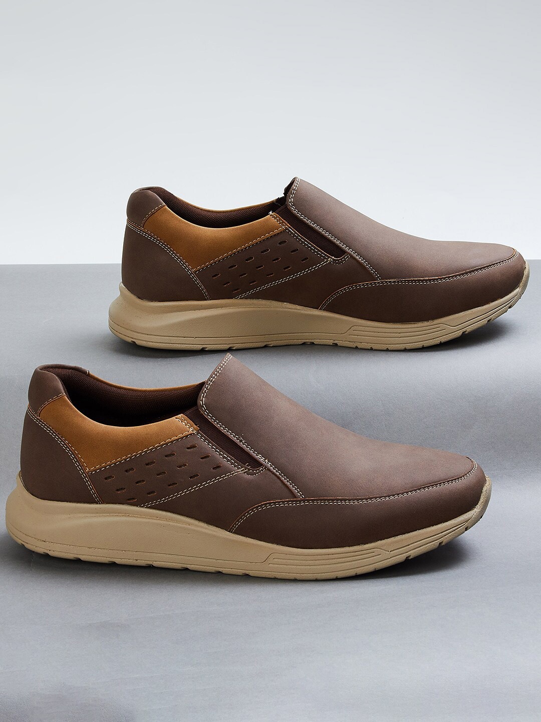 

max Men Contrast Sole Slip-On Sneakers, Brown