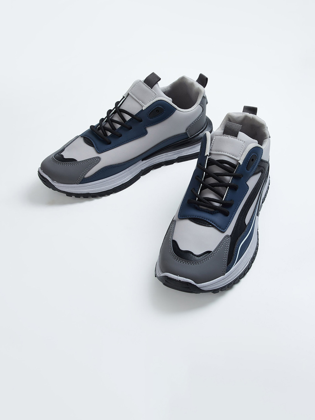 

max Men Colourblocked Sneakers, Grey