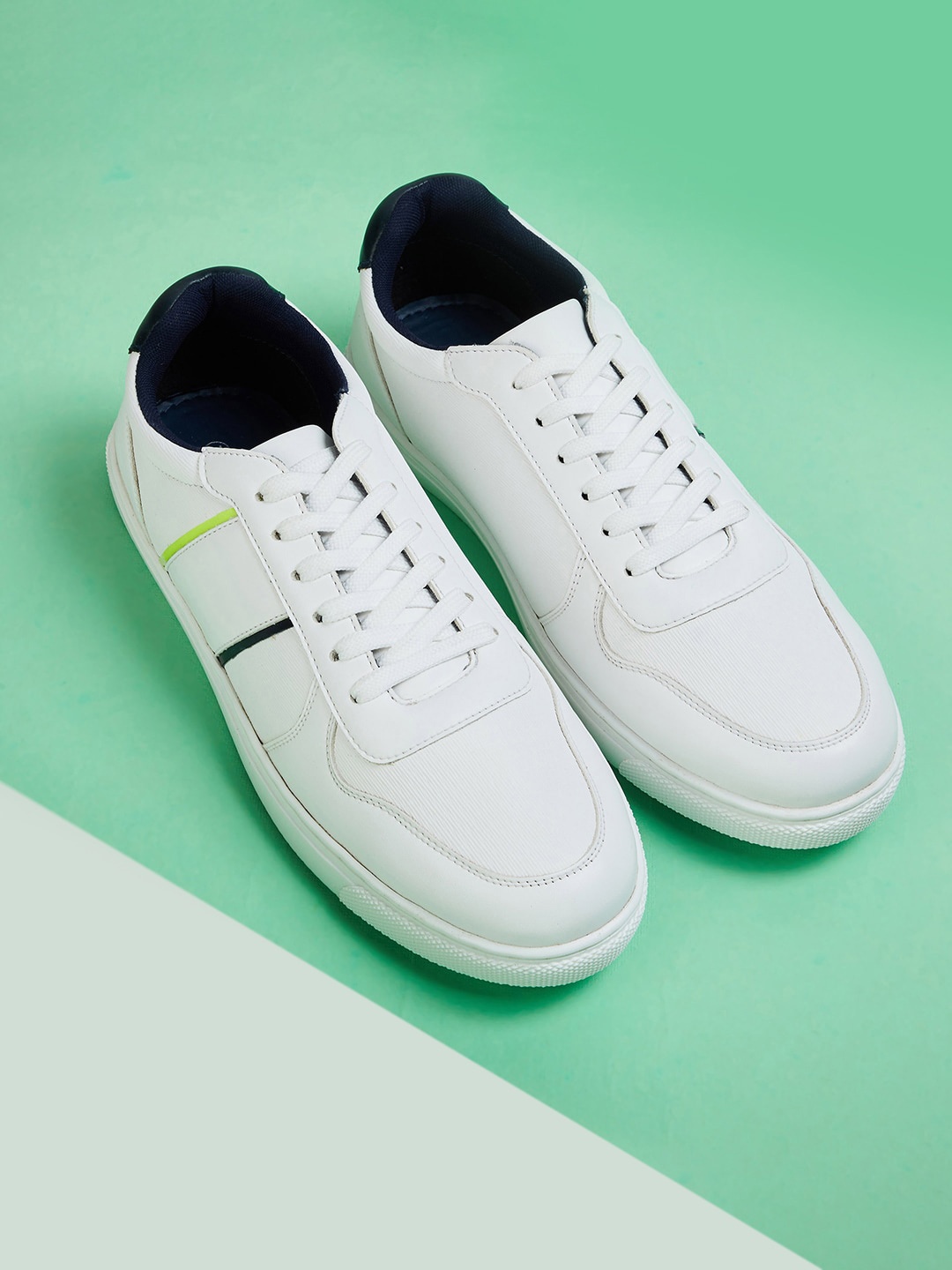 

max Men Comfort Insole Lace-Up Sneakers, White