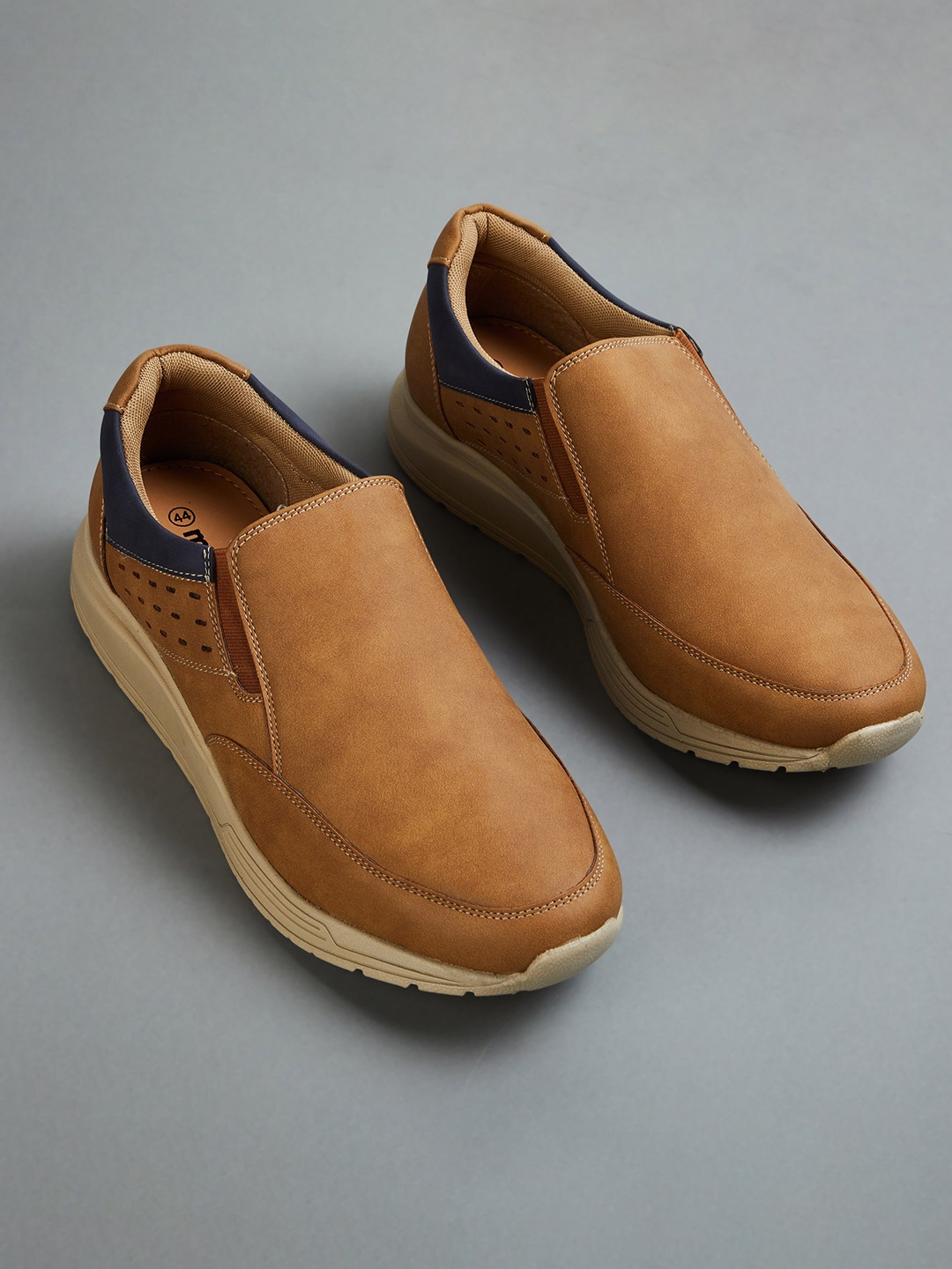 

max Men Contrast Sole Slip-On Sneakers, Tan