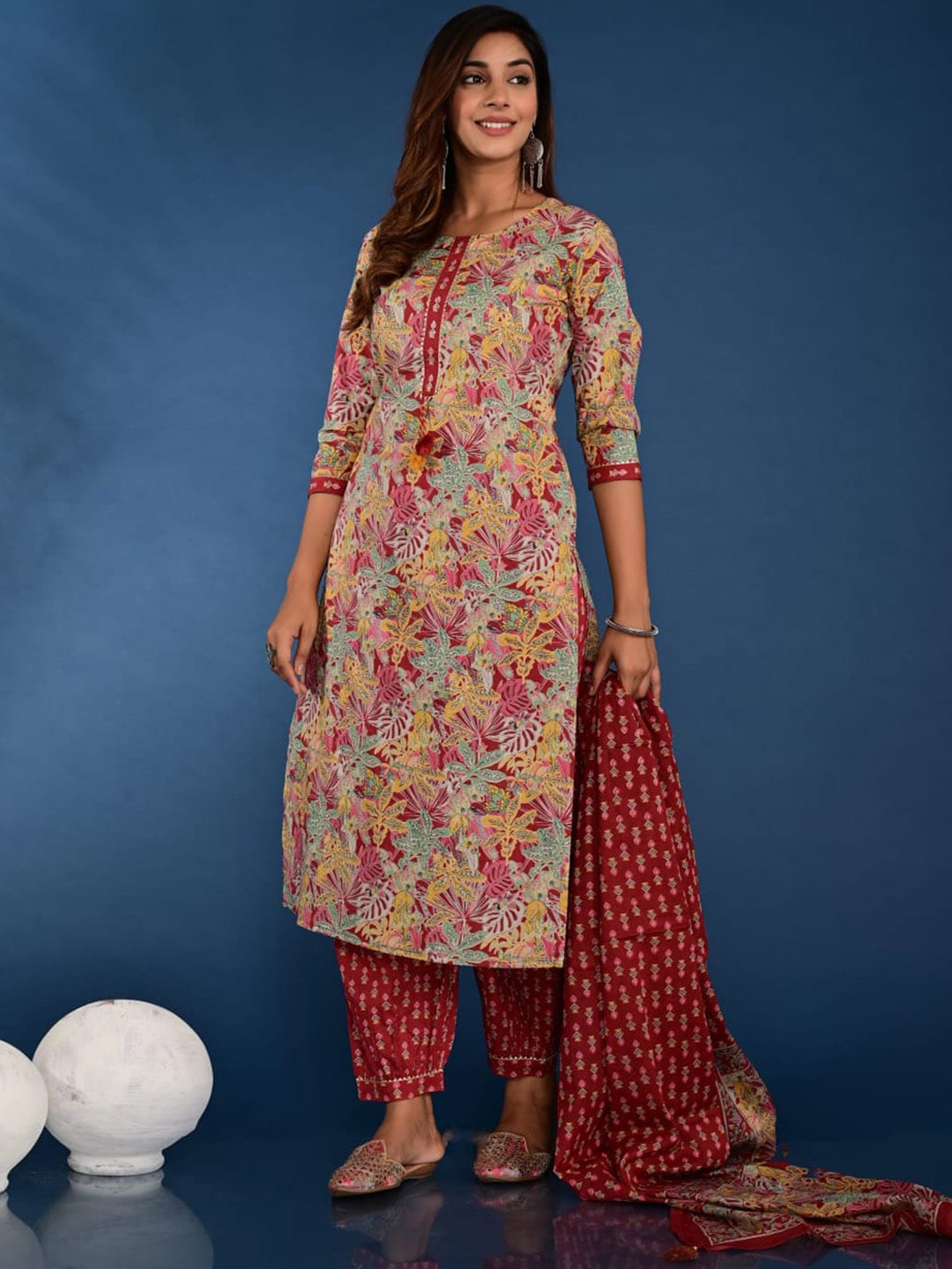 

Meena Bazaar Floral Printed Gotta Patti Kurta & Trousers With Dupatta, Red