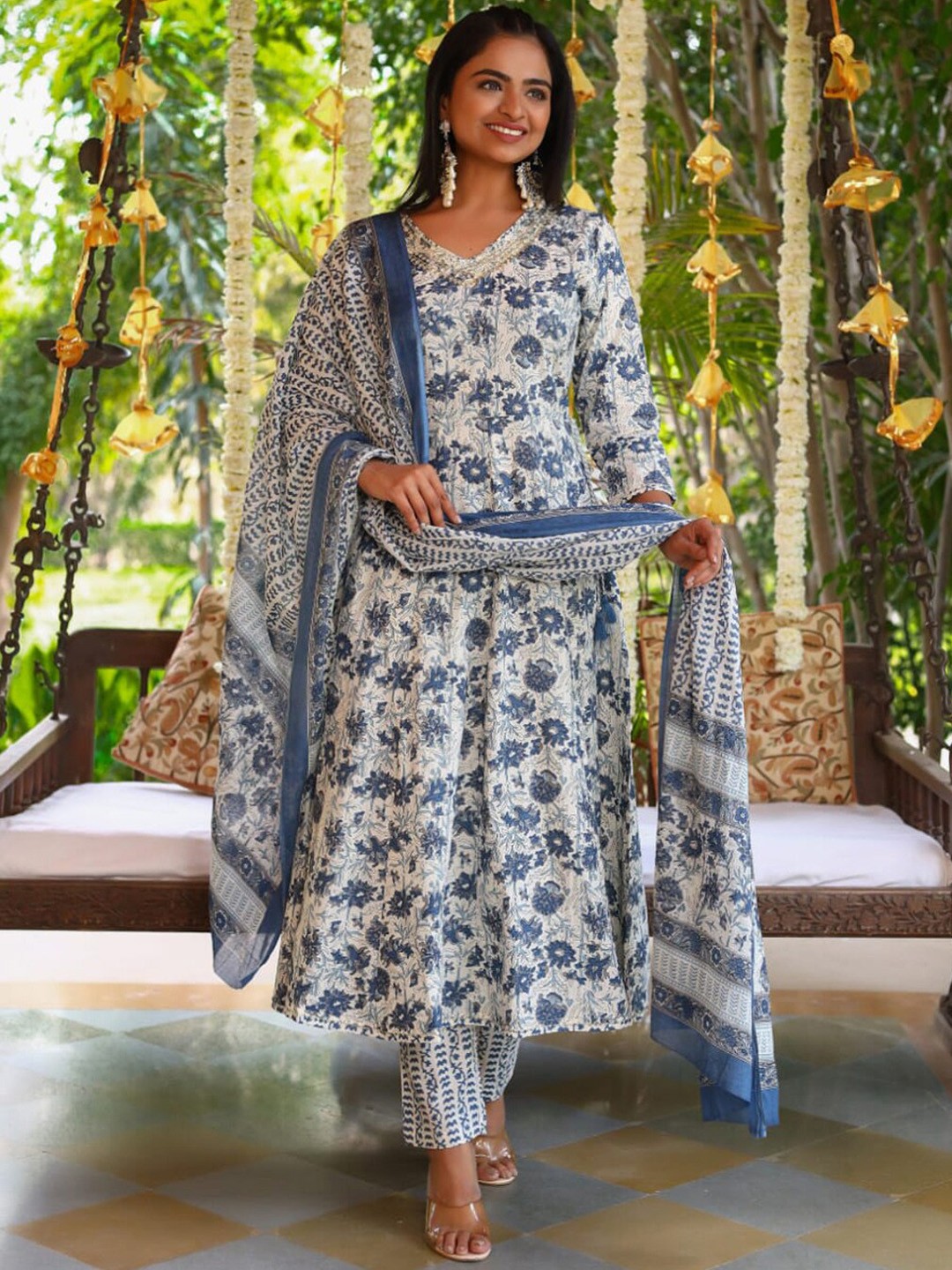 

Meena Bazaar Floral Printed Kurta & Trousers With Dupatta, Cream