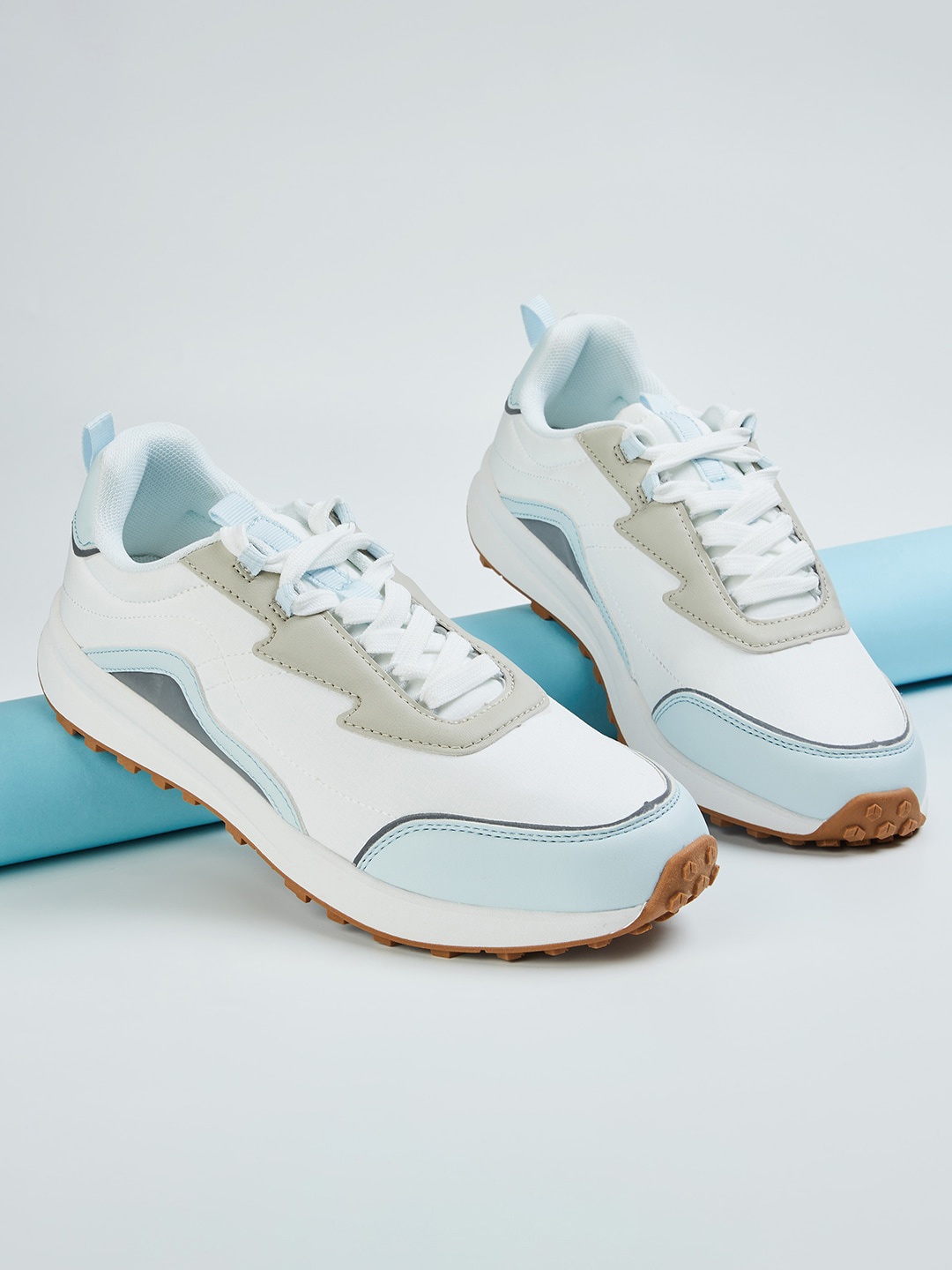 

max Women Colourblocked Sneakers, White