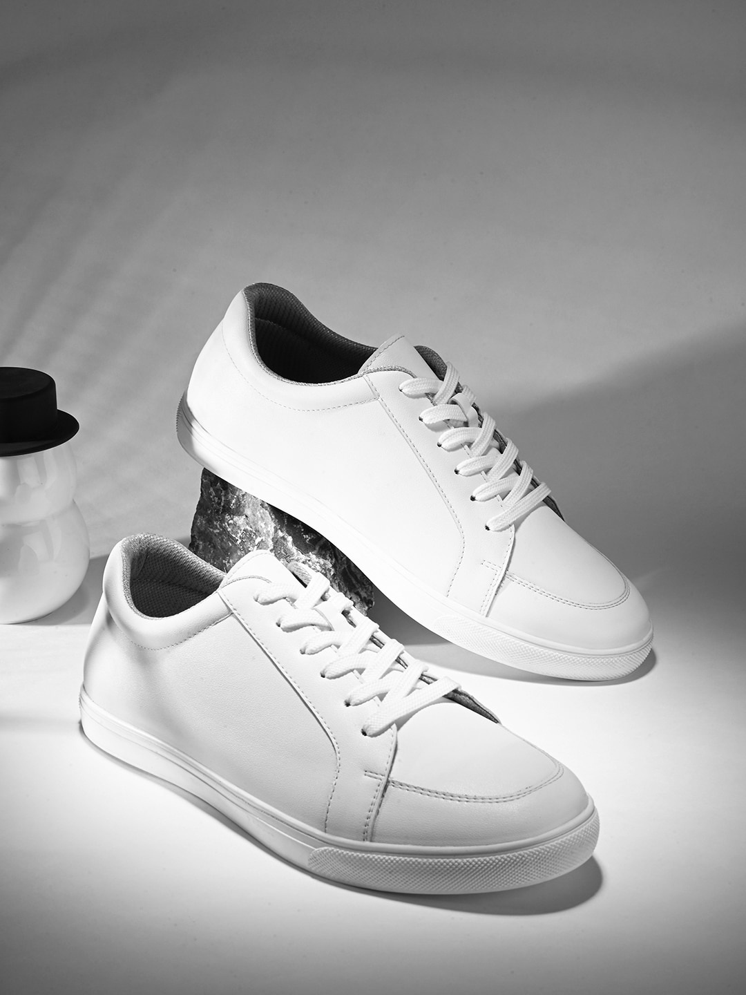 

The Roadster Lifestyle Co. Men White & Black Lightweight Lace-Up Sneakers
